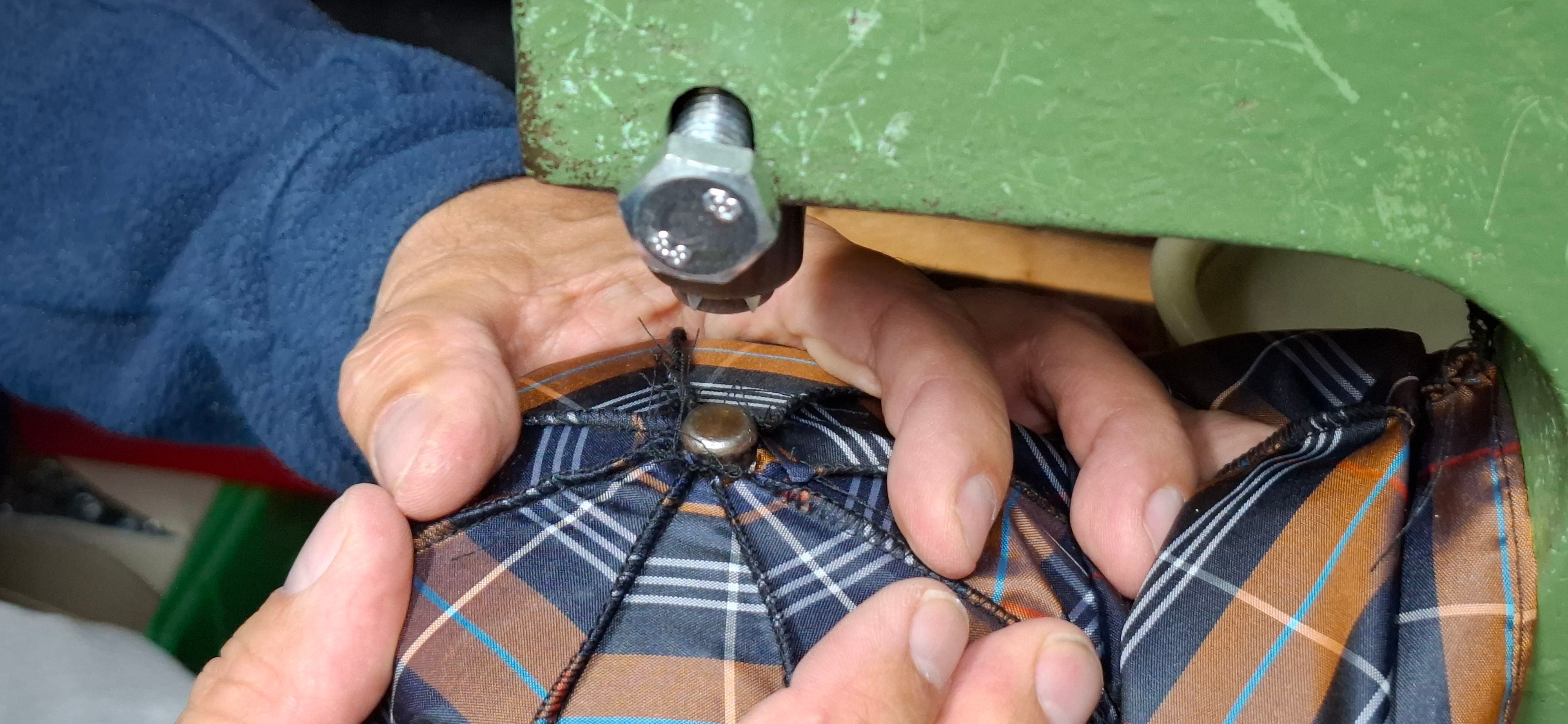 Einen Schirm zu beziehen, ist in Opladen noch richtige Handarbeit.