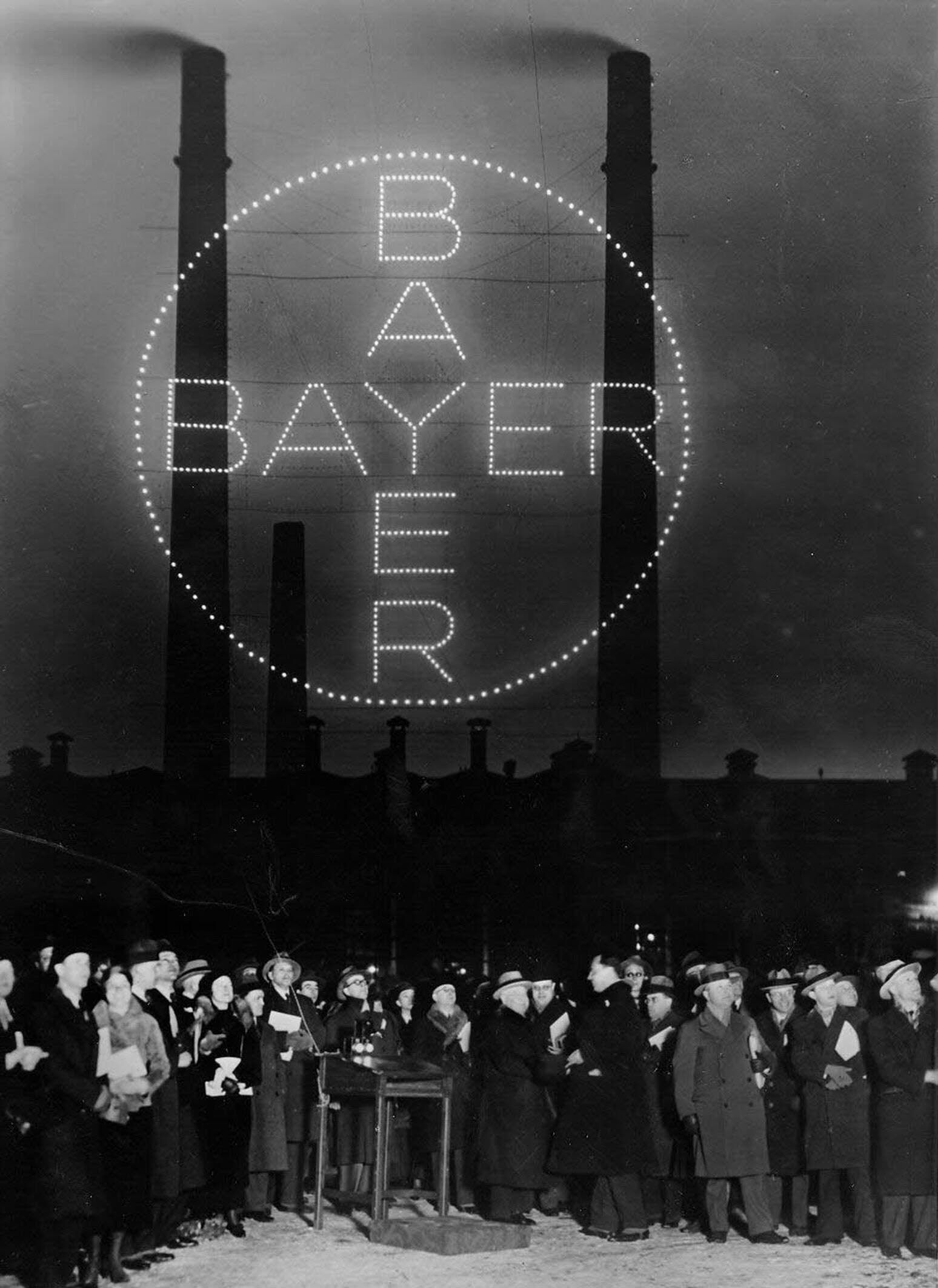 Carl Duisberg nahm die offizielle Eröffnung des ersten Bayer-Kreuzes persönlich vor.