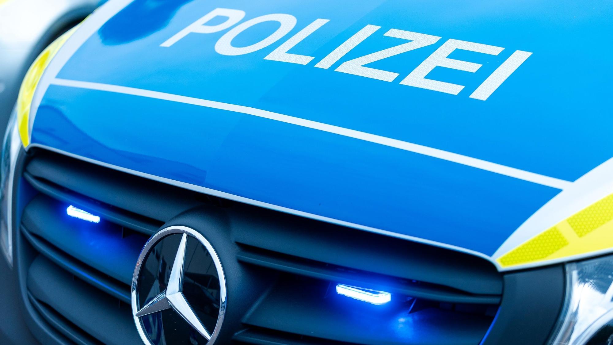 ARCHIV - 20.09.2026, Saarland, Kirkel: Die Motorhaube eines Streifenwagens der saarländischen Polizei ist mit eingeschalteten Frontblitzern zu sehen. (zu dpa: «Mutter mit 3,15 Promille und Kind im Auto unterwegs») Foto: Laszlo Pinter/dpa +++ dpa-Bildfunk +++