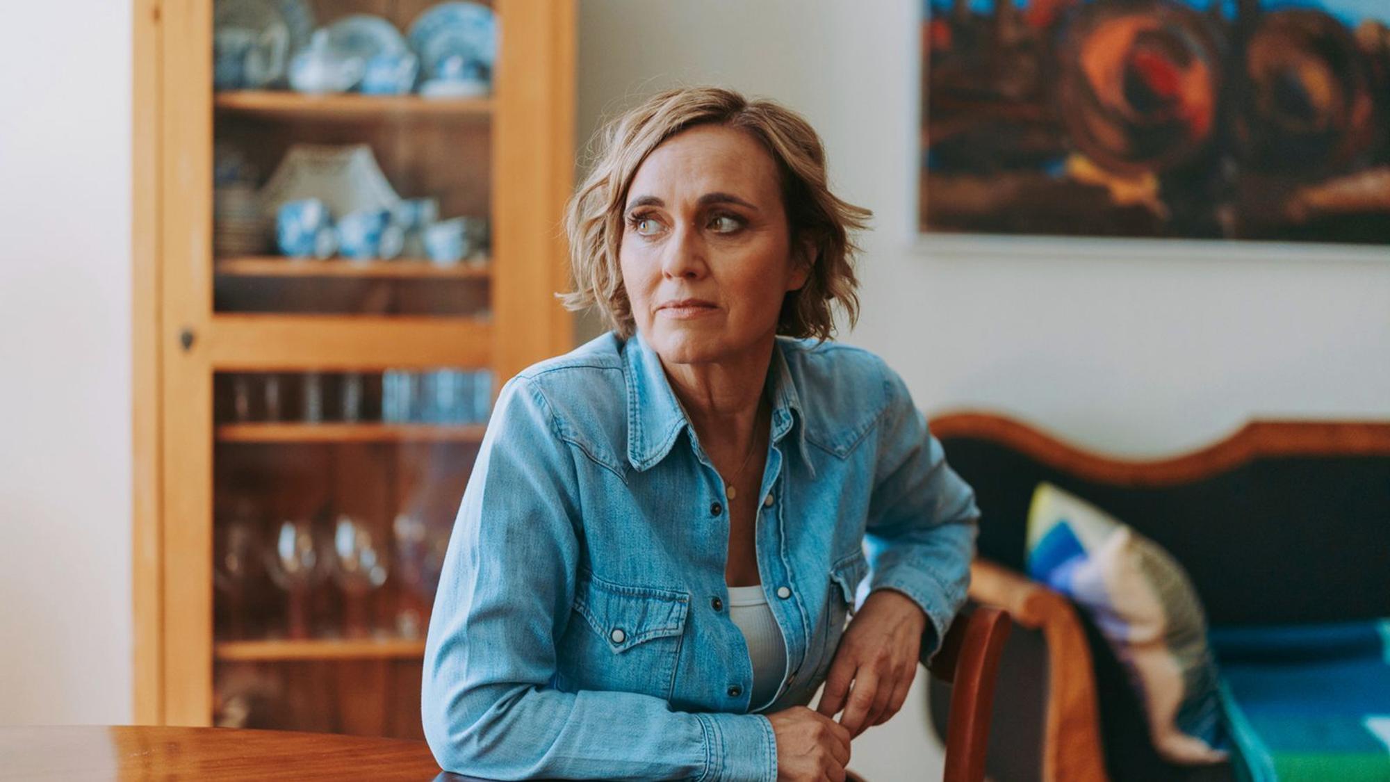 Caren Miosga fragt in ihrem Film „Und wer fragt nach mir?“ nach dem Stand des Pflegesystems in Deutschland. (Bild: NDR/Kathrin Heller/MIO Media GmbH)