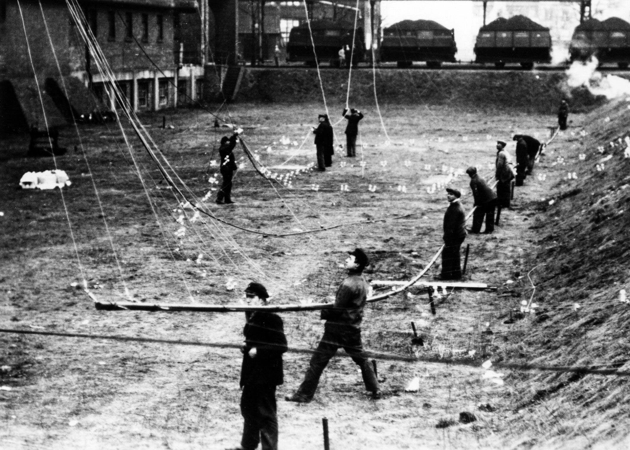 Anfang 1933: Das Kreuz wird aufgerichtet.