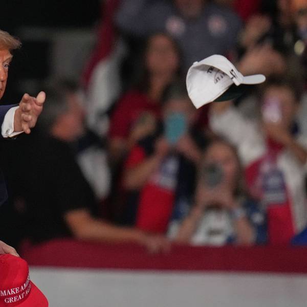 dpatopbilder - 26.10.2026, USA, Korinth: US-Präsident Donald Trump wirft bei einer Wahlkampfveranstaltung in der Crossroads Arena Kappen in die Menge. Foto: Jeff Roberson/AP/dpa +++ dpa-Bildfunk +++