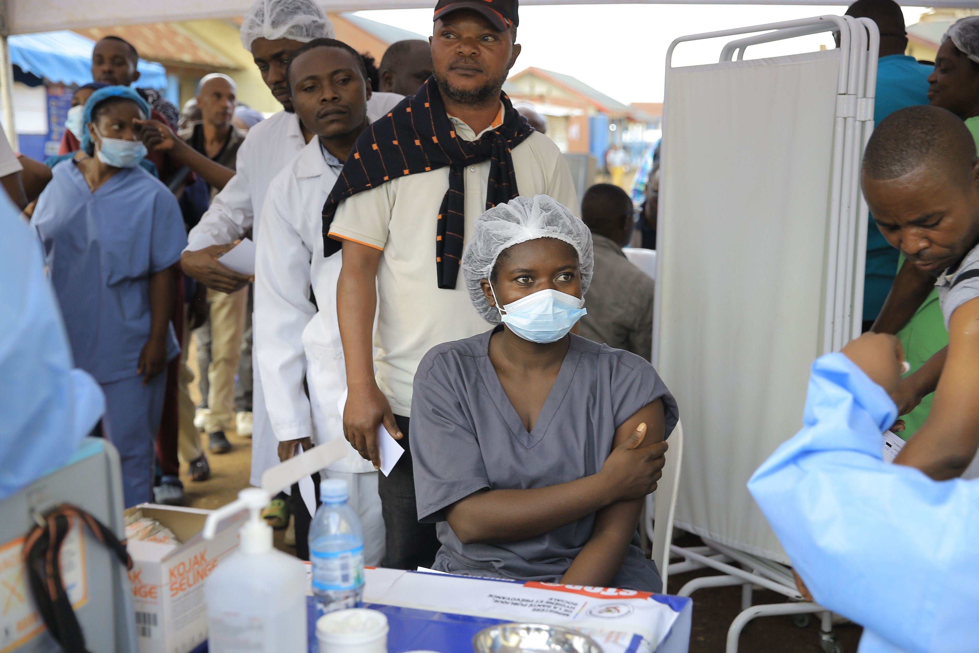 Mitarbeiter des Gesundheitswesens stehen in der Provinz Nord-Kivu im Osten des Kongo Schlange, um eine Dosis des Impfstoffs «Ervebo» gegen das Ebola-Virus zu erhalten.