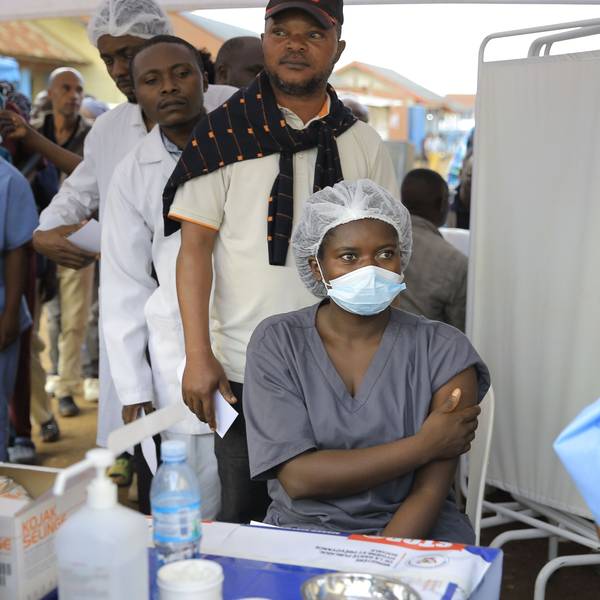 Mitarbeiter des Gesundheitswesens stehen in der Provinz Nord-Kivu im Osten des Kongo Schlange, um eine Dosis des Impfstoffs «Ervebo» gegen das Ebola-Virus zu erhalten.