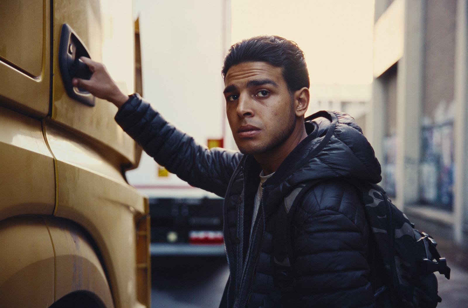 19. Dezember 2016: Am Tag des Attentats tötet Anis Amri (Wael Alkhatib) einen polnischen LKW-Fahrer, stiehlt seinen Truck und fährt damit in die Menschenmenge auf dem Weihnachtsmarkt am Breitscheidplatz. 13 Menschen sterben, 70 weitere werden verletzt - viele davon schwer. (Bild: © ARD Degeto Film/HR/NDR/rbb/NEUESUPER GmbH/Sofia Velasquez)