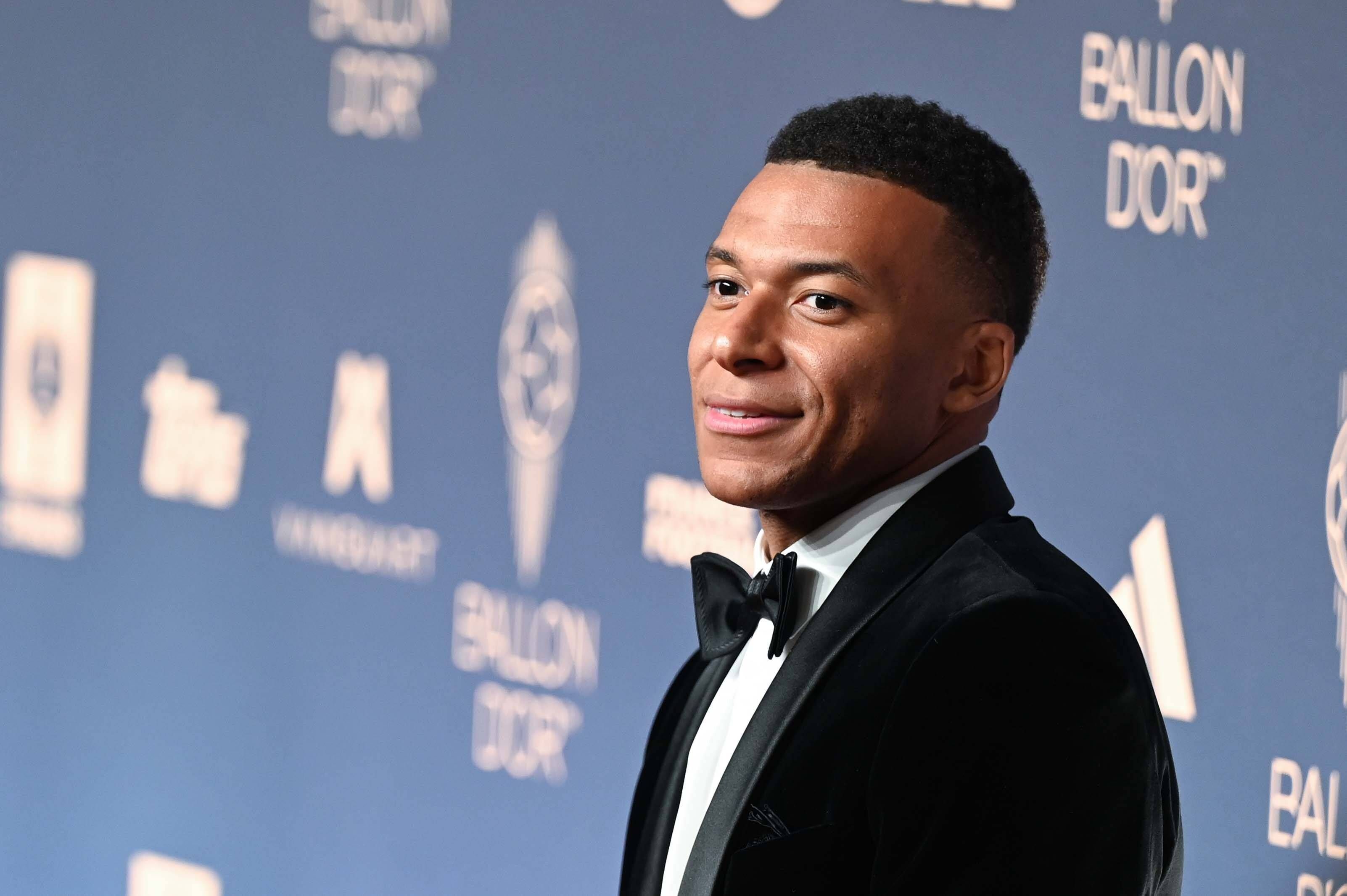 Fußballstar Kylian Mbappé erscheint bei der Verleihung des Ballon d'Or im feinen Anzug.