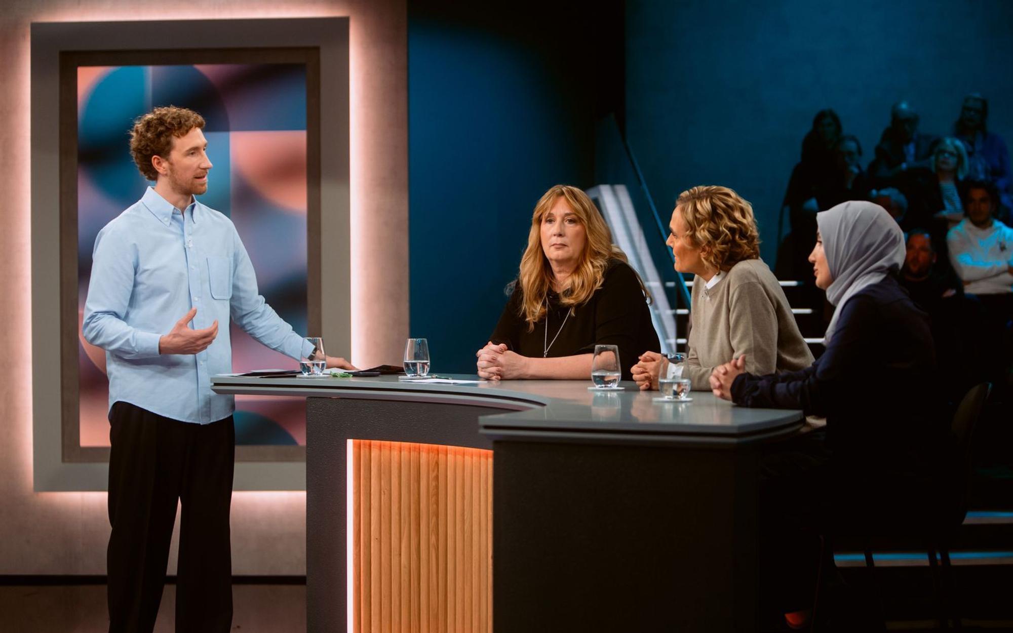 Emotionale Debatte bei „Hart aber fair“, von links: Moderator Louis Klamroth, Yvonne Lissel, Caren Miosga und Dilek Erusta. (Bild: WDR / Molina)