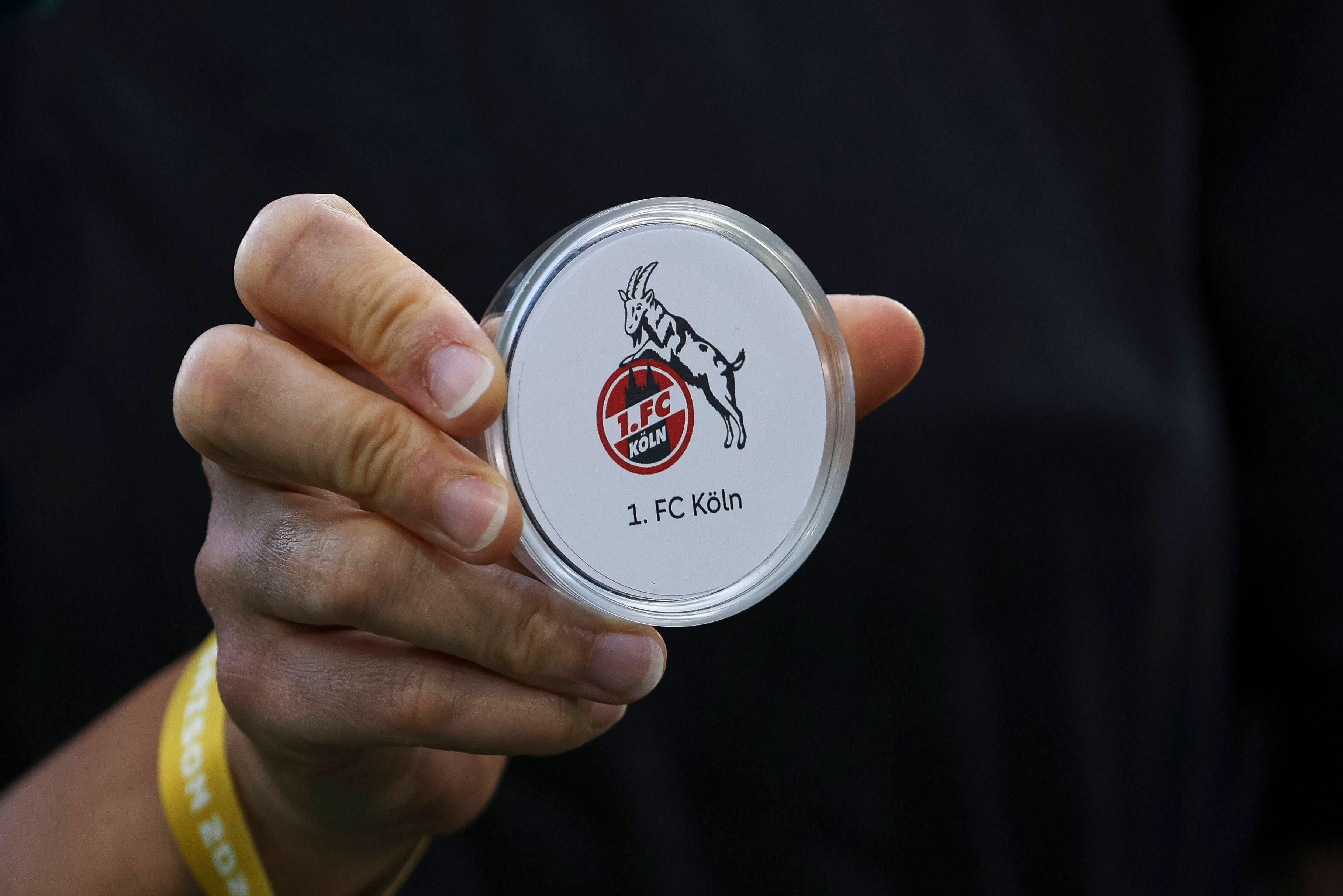 Loskugel mit dem Logo des 1. FC Köln im DFB-Pokal.