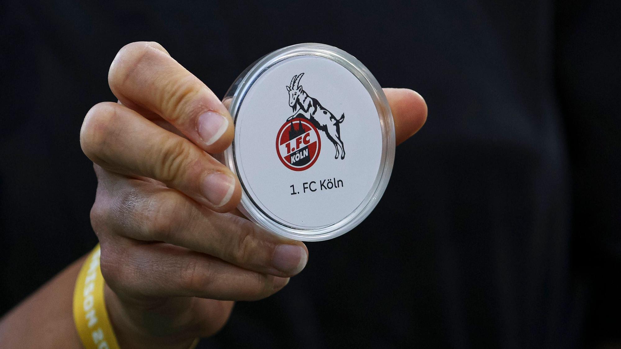 Loskugel mit dem Logo des 1. FC Köln im DFB-Pokal.