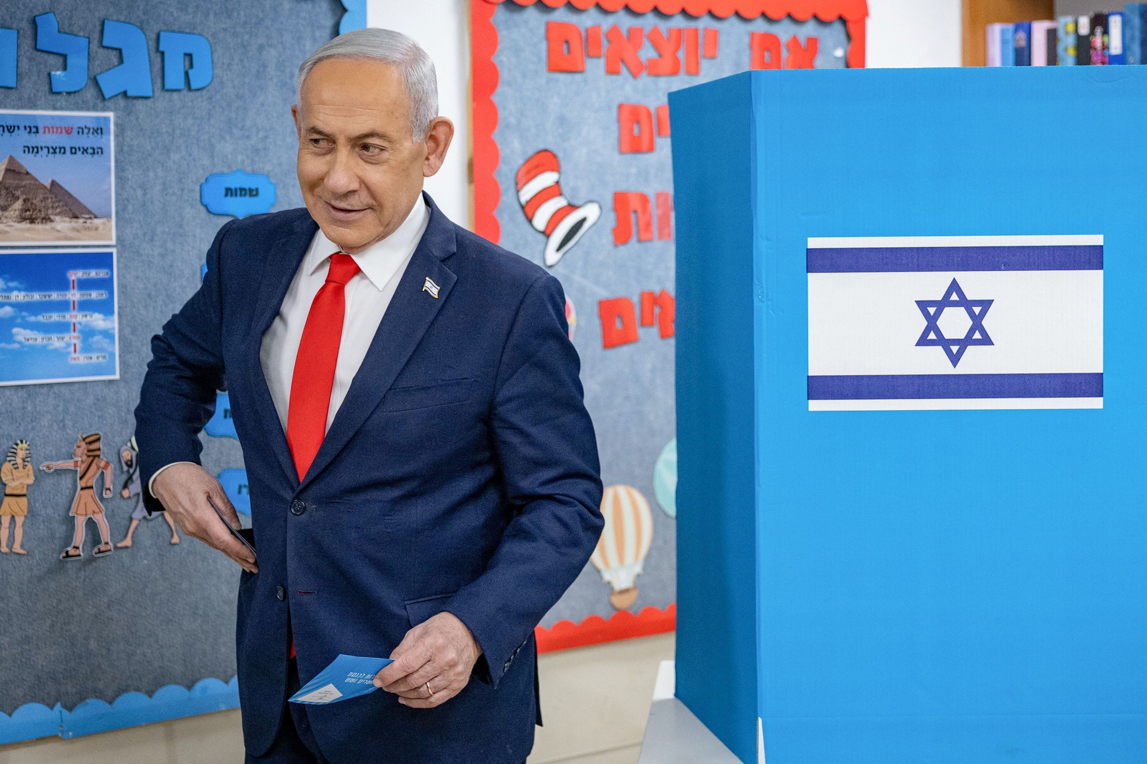 Jerusalem: Israels Ministerpräsident Benjamin Netanjahu geht nach dem Ausfüllen seines Stimmzettels in einem Wahllokal zur Wahlurne.