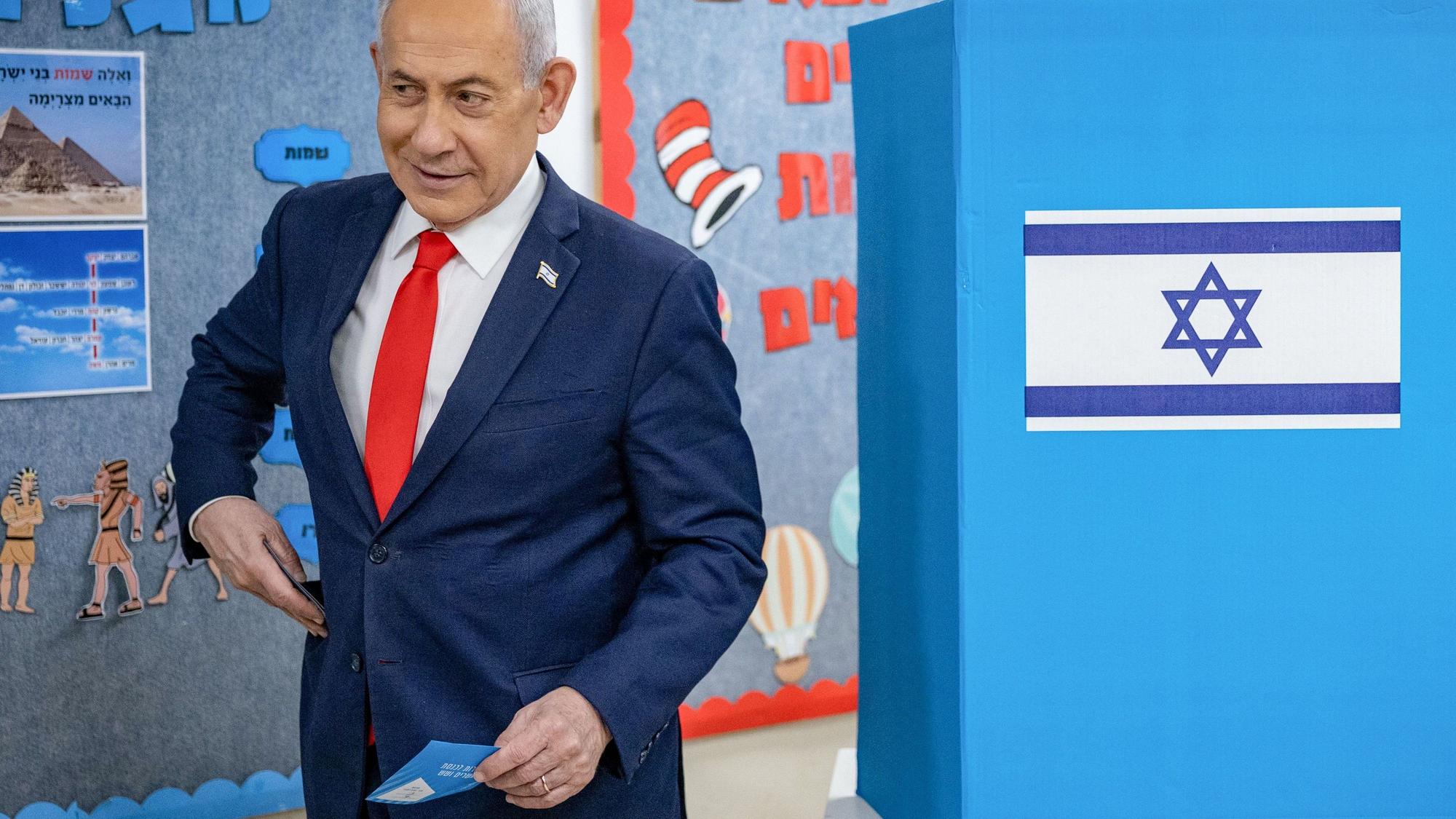 Jerusalem: Israels Ministerpräsident Benjamin Netanjahu geht nach dem Ausfüllen seines Stimmzettels in einem Wahllokal zur Wahlurne.