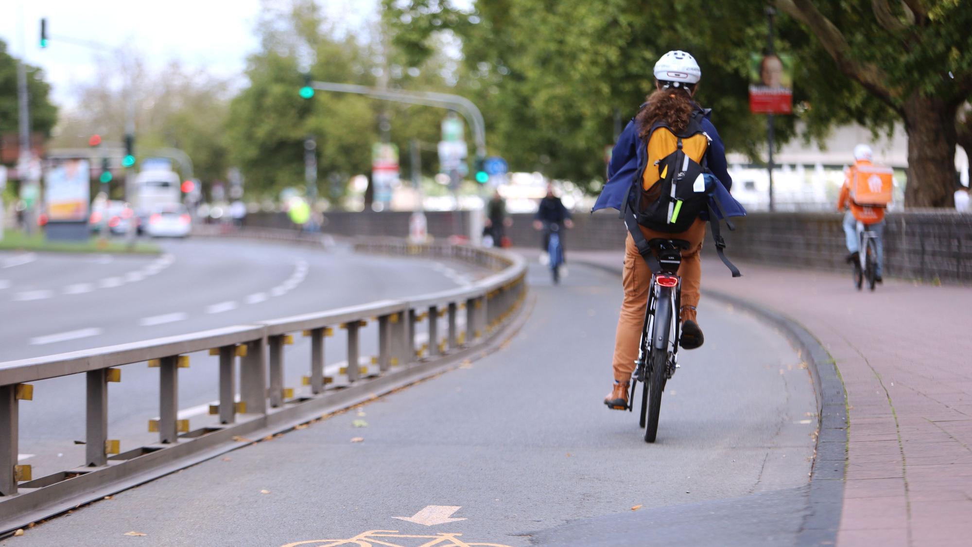 So sah der provisorische Radweg auf der Rheinuferstraße aus, bevor die Stadt ihn vor einem Jahr abbaute.