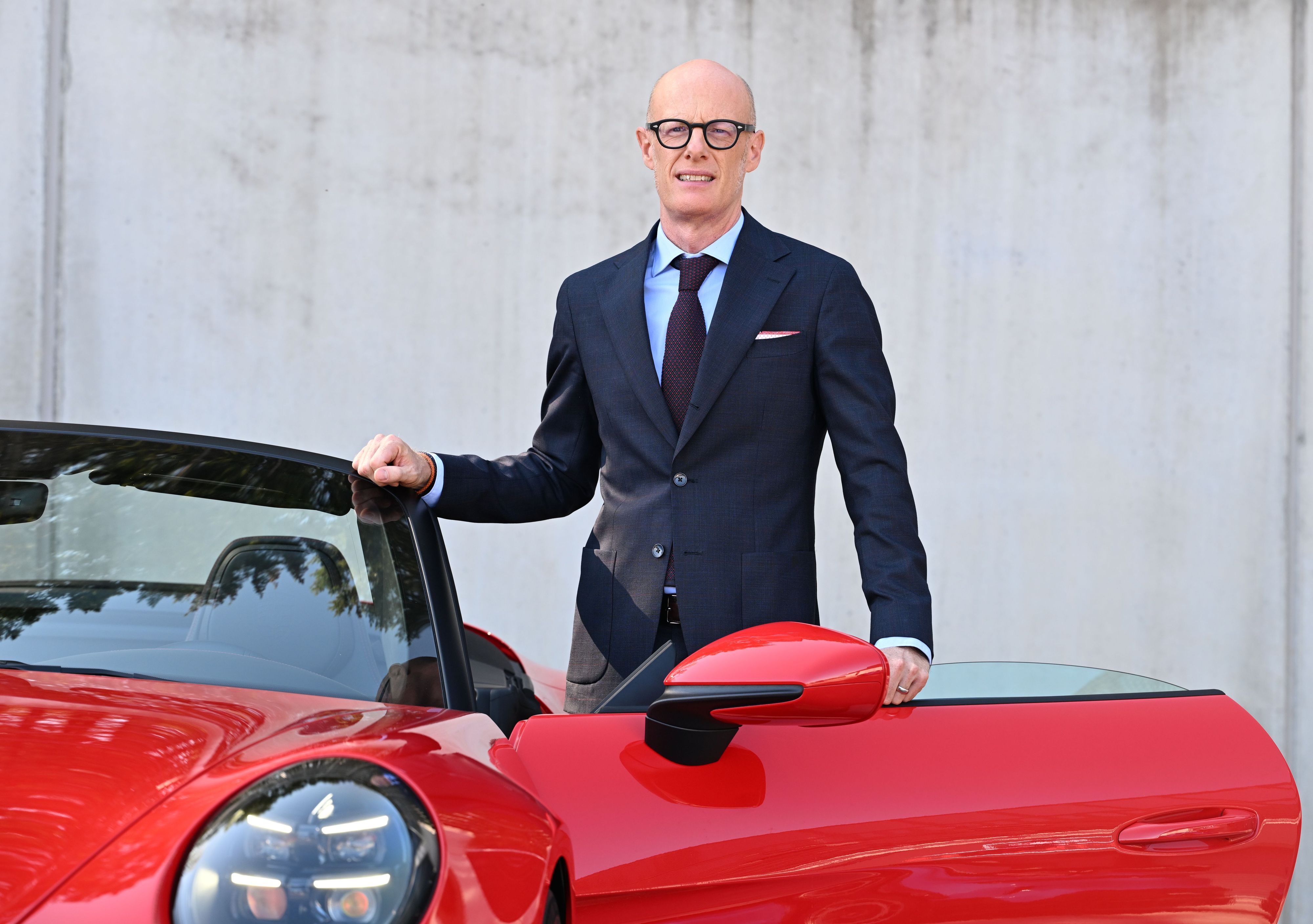 Michael Leiters, der Vorstandsvorsitzende des Stuttgarter Sportwagenherstellers Porsche, steht im Porsche Entwicklungszentrum neben einem Porsche 911 GT3 SC.