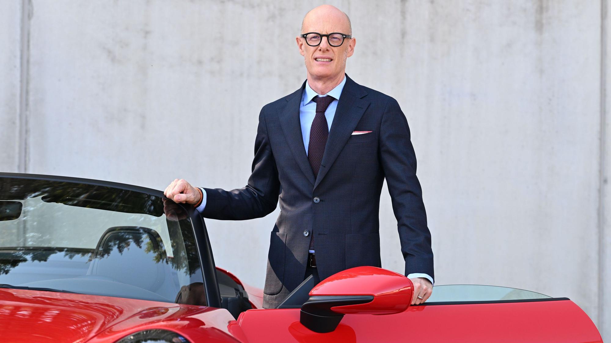 Michael Leiters, der Vorstandsvorsitzende des Stuttgarter Sportwagenherstellers Porsche, steht im Porsche Entwicklungszentrum neben einem Porsche 911 GT3 SC.