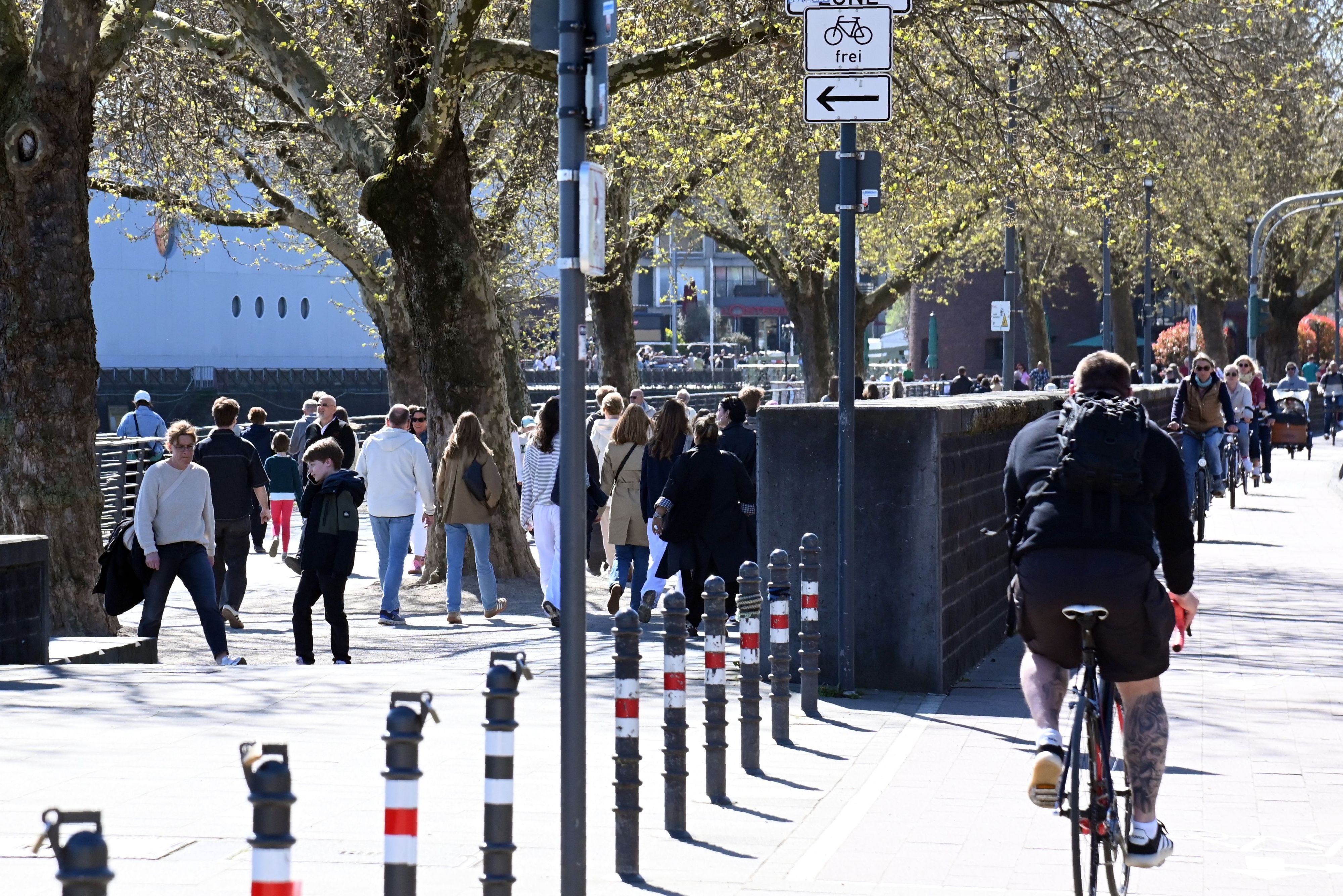 Am Rheinufer in der Kölner Altstadt kommt es an vielen Stellen zu Konflikten zwischen Fußgängern und Radfahrern.