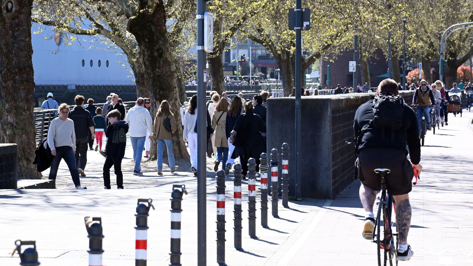Am Rheinufer in der Kölner Altstadt kommt es an vielen Stellen zu Konflikten zwischen Fußgängern und Radfahrern.