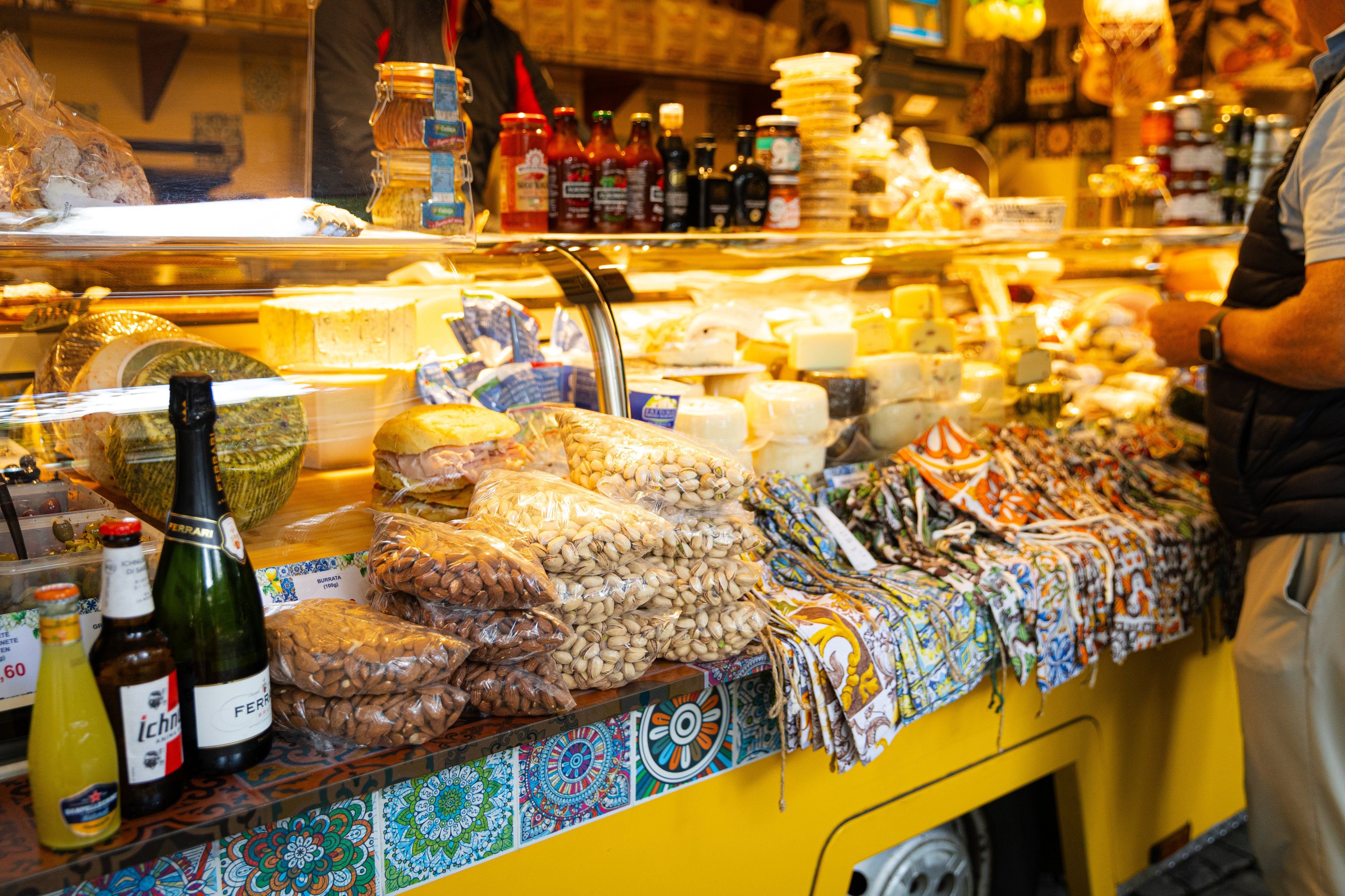 Feinkoststand mit Käse und Nüssen am Markt Apostelnkloster