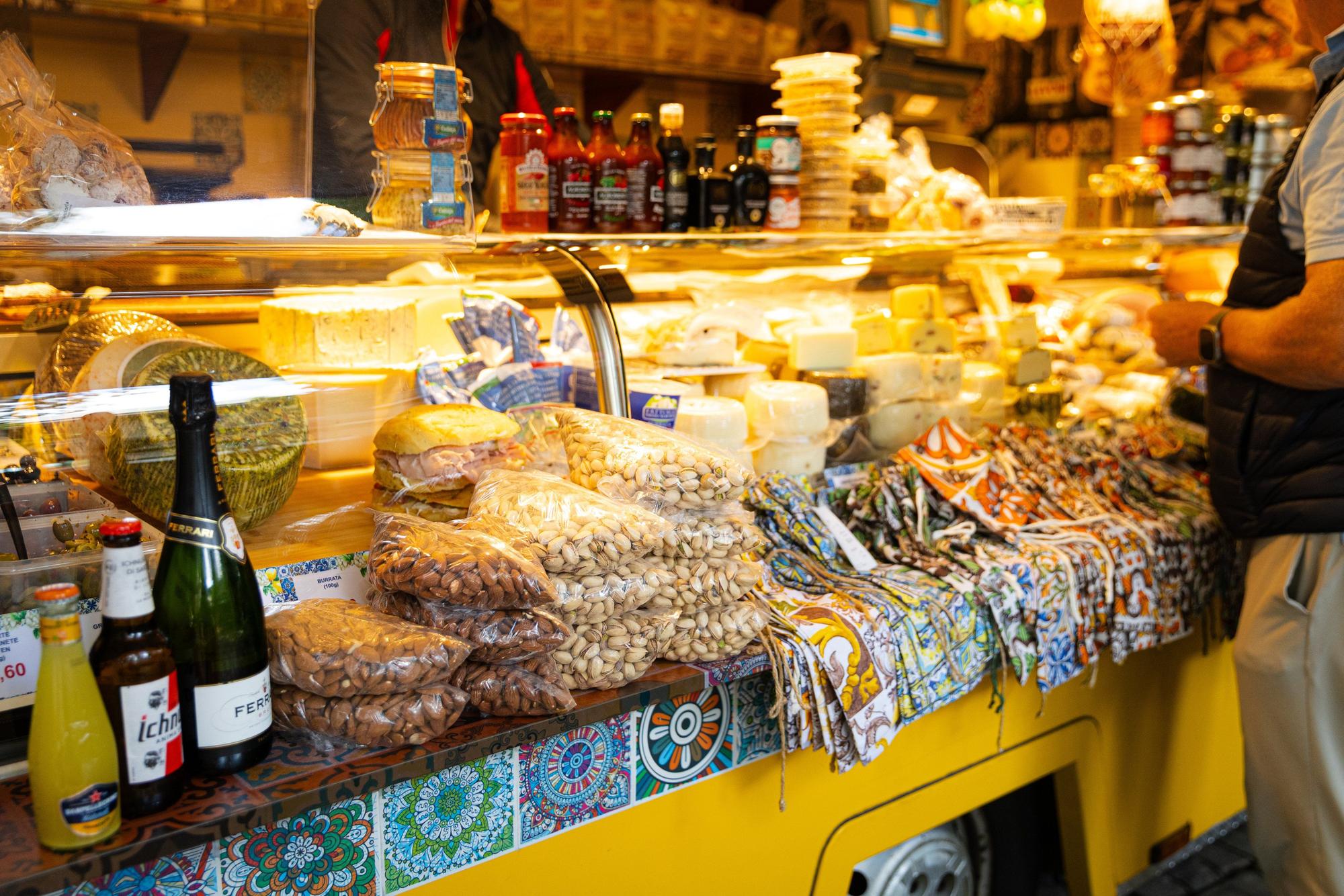Feinkoststand mit Käse und Nüssen am Markt Apostelnkloster