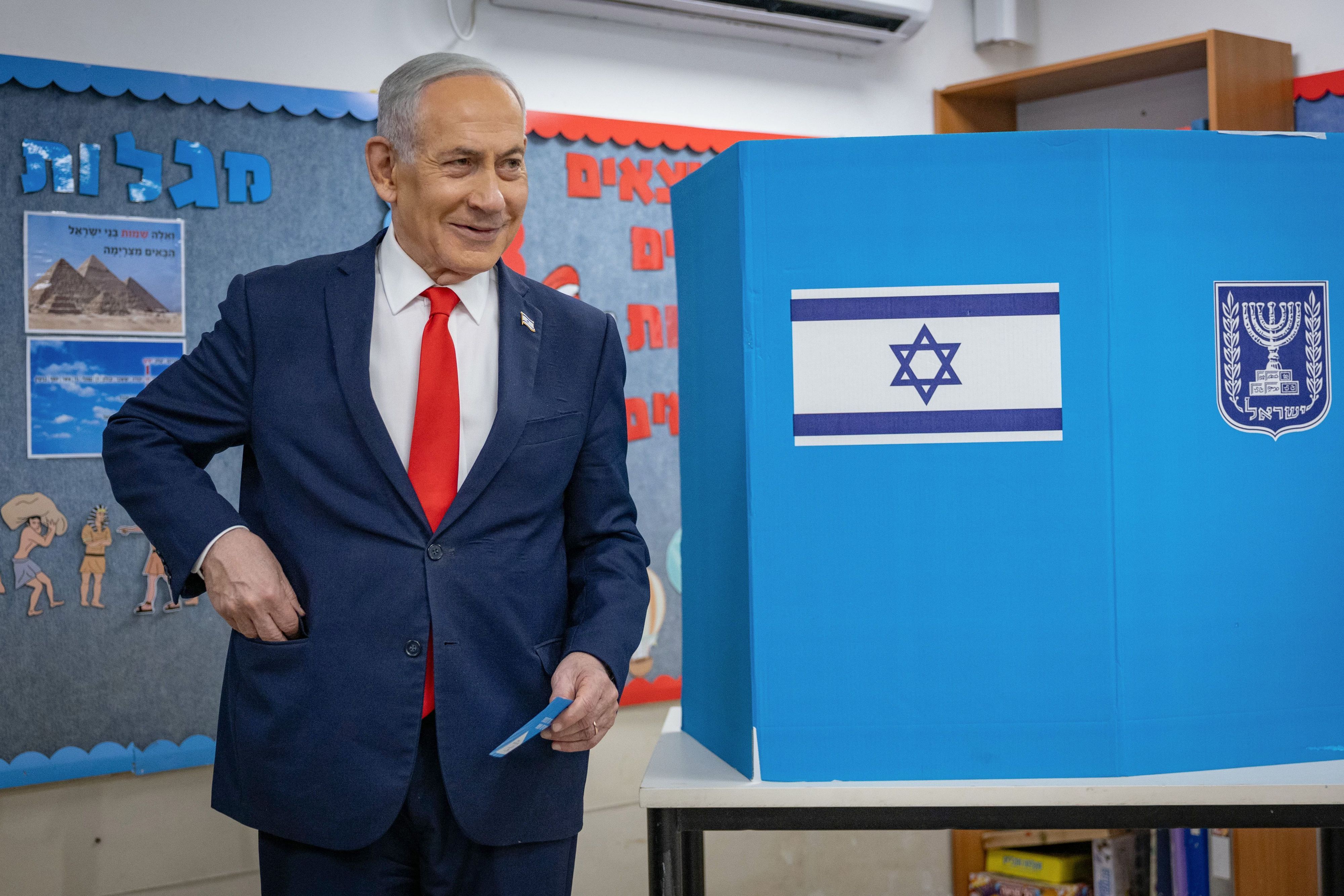 Israels Ministerpräsident Benjamin Netanjahu geht nach dem Ausfüllen seines Stimmzettels in einem Wahllokal zur Wahlurne.