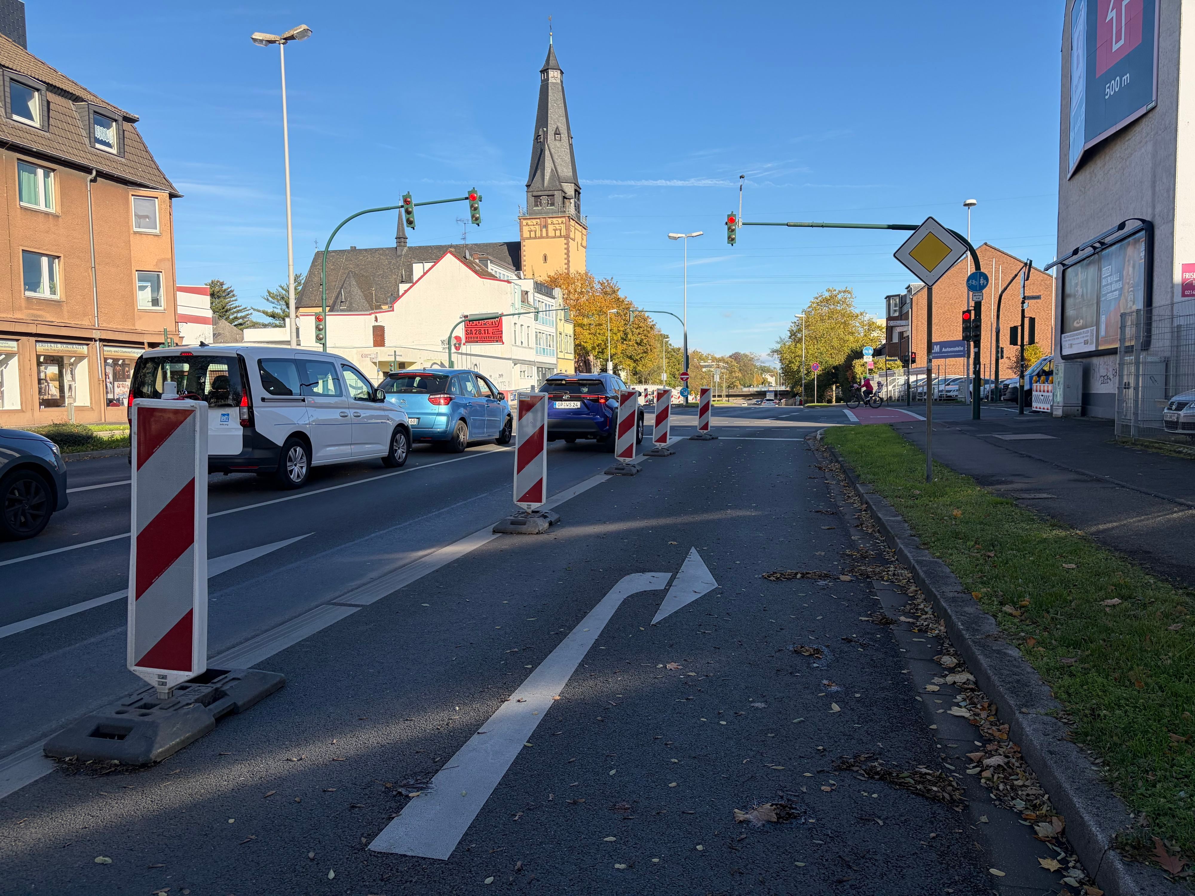 Inzwischen ist die Abbiegespur von der Gustav-Heinemann- auf die Stixchesstraße gesperrt.
