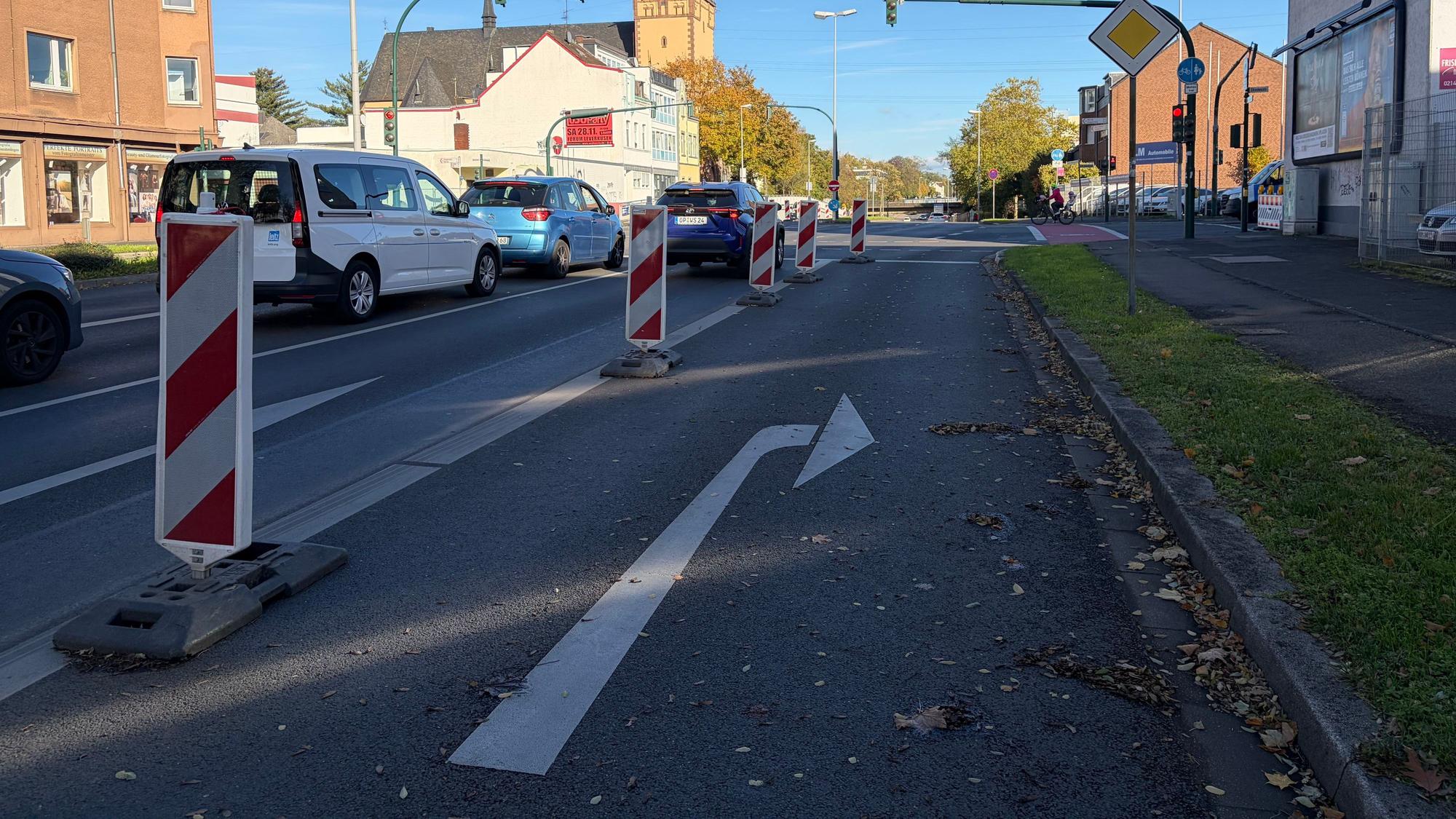 Inzwischen ist die Abbiegespur von der Gustav-Heinemann- auf die Stixchesstraße gesperrt.