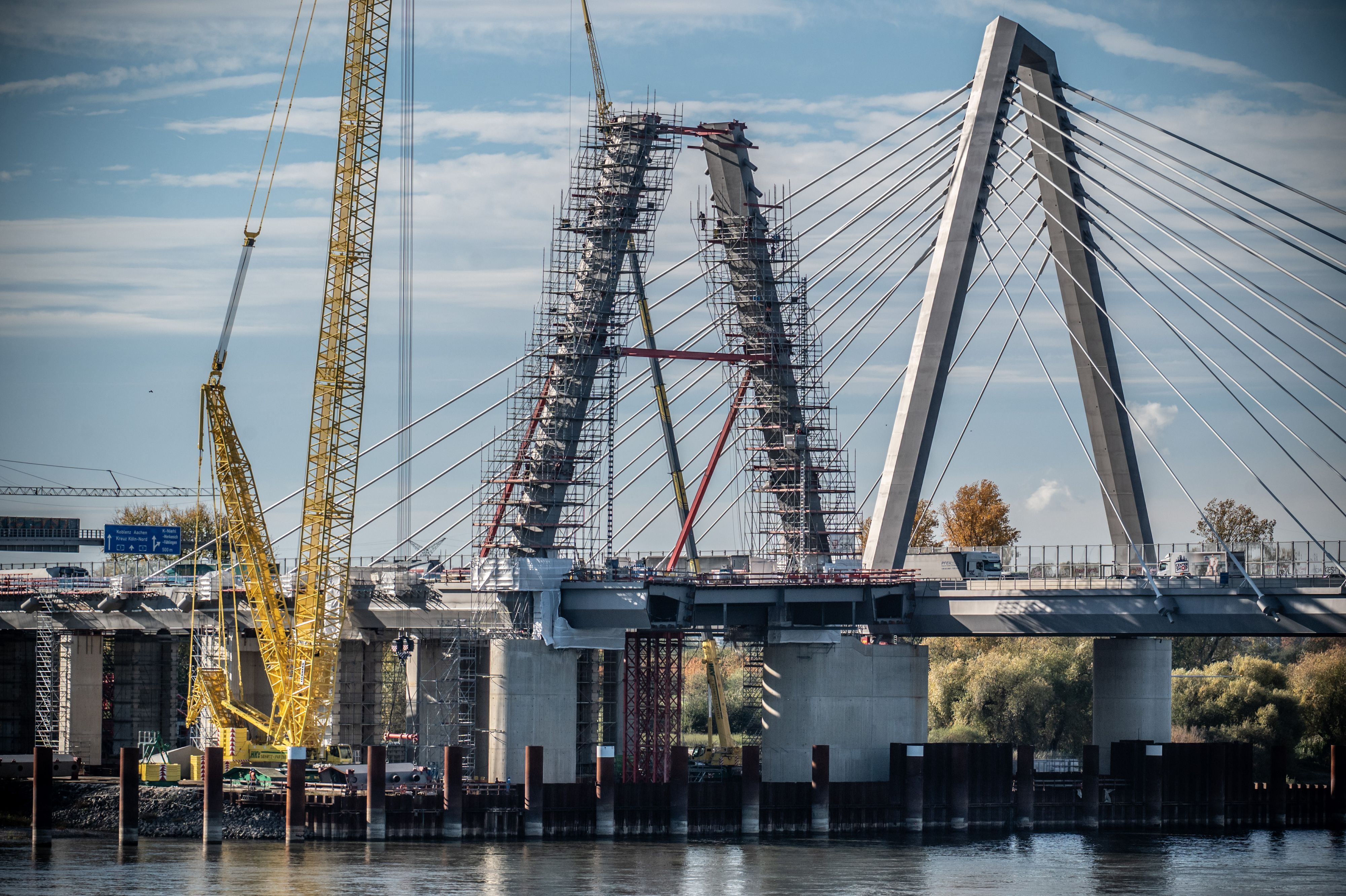 Bau des dritten Pylons in der Autobahnbaustelle Leverkusener Brücke und Leverkusen West Bild: Ralf Krieger