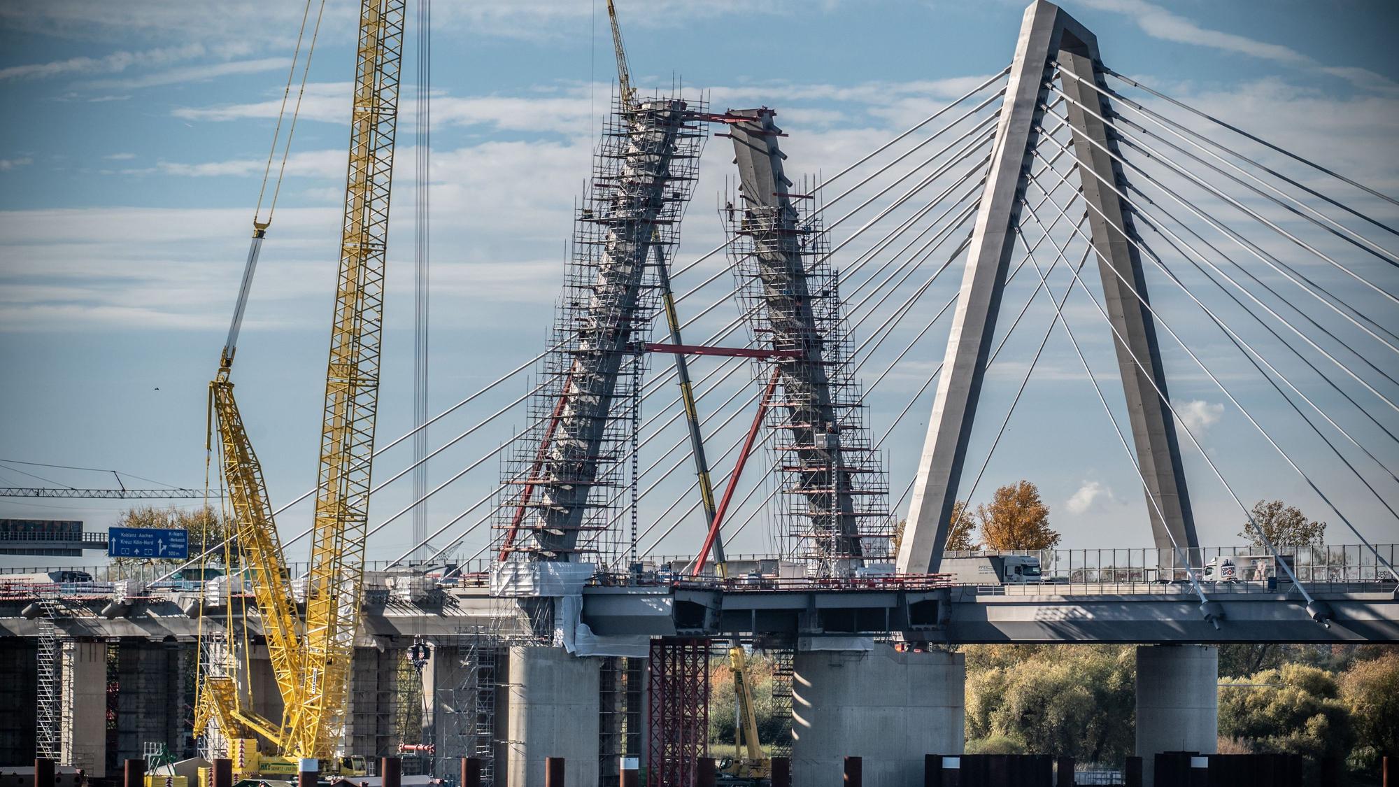 Bau des dritten Pylons in der Autobahnbaustelle Leverkusener Brücke und Leverkusen West Bild: Ralf Krieger