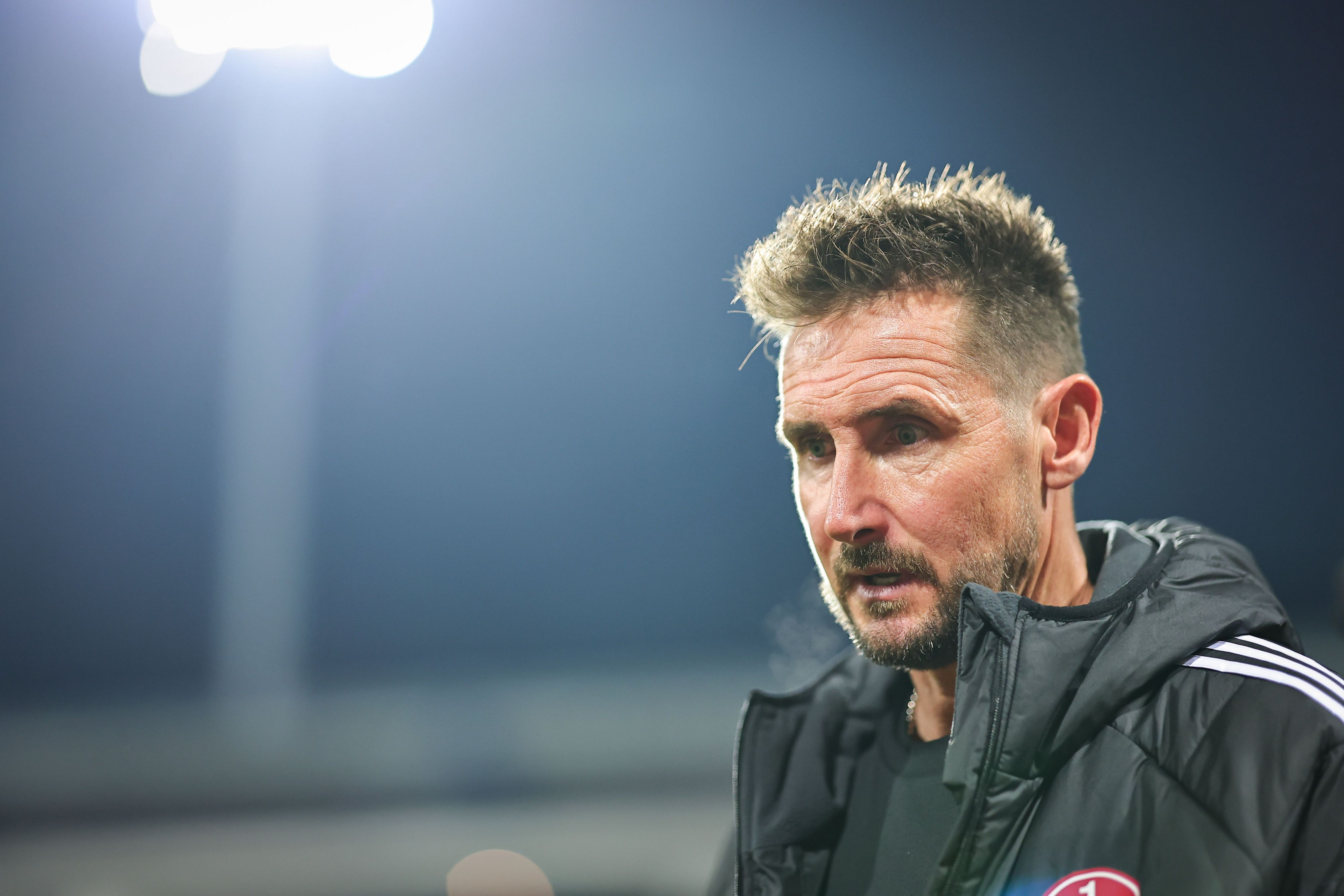 24.10.2026, Bayern, Nürnberg: Fußball, Männer: 2. Bundesliga, 1. FC Nürnberg - 1. FC Kaiserslautern, 9. Spieltag im Max-Morlock-Stadion. Trainer Miroslav Klose (1. FC Nürnberg). (zu dpa: «Klose vor DFB-Pokal in Leverkusen: «Brutales Highlightspiel»») Foto: Daniel Karmann/dpa - WICHTIGER HINWEIS: Gemäß den Vorgaben der Bundesliga bzw. des DFB Deutscher Fußball-Bund ist es untersagt, in dem Stadion und/oder vom Spiel angefertigte Fotoaufnahmen in Form von Sequenzbildern und/oder videoähnlichen Fotostrecken zu verwerten bzw. verwerten zu lassen. +++ dpa-Bildfunk +++