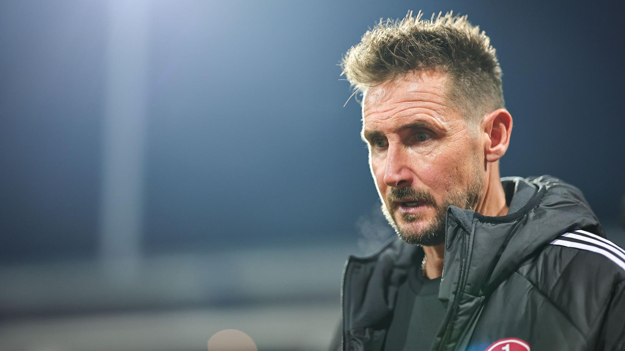 24.10.2026, Bayern, Nürnberg: Fußball, Männer: 2. Bundesliga, 1. FC Nürnberg - 1. FC Kaiserslautern, 9. Spieltag im Max-Morlock-Stadion. Trainer Miroslav Klose (1. FC Nürnberg). (zu dpa: «Klose vor DFB-Pokal in Leverkusen: «Brutales Highlightspiel»») Foto: Daniel Karmann/dpa - WICHTIGER HINWEIS: Gemäß den Vorgaben der Bundesliga bzw. des DFB Deutscher Fußball-Bund ist es untersagt, in dem Stadion und/oder vom Spiel angefertigte Fotoaufnahmen in Form von Sequenzbildern und/oder videoähnlichen Fotostrecken zu verwerten bzw. verwerten zu lassen. +++ dpa-Bildfunk +++
