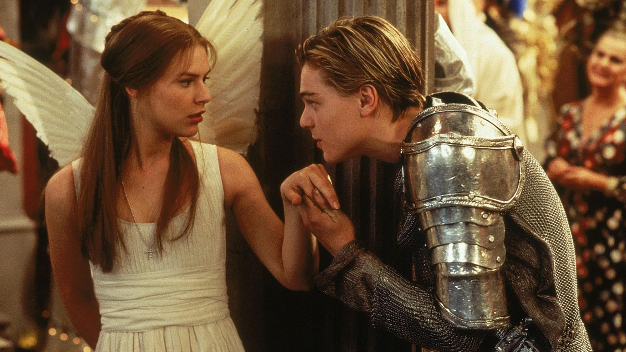 Vor 30 Jahren feierte „William Shakespeares Romeo + Julia“ seine Weltpremiere: In einer surrealen Pop-Kulisse spielt sich in dieser Version die Liebesgeschichte zwischen Romeo (Leonardo DiCaprio) und Julia (Claire Danes) ab. (Bild: 20th Century Studios)