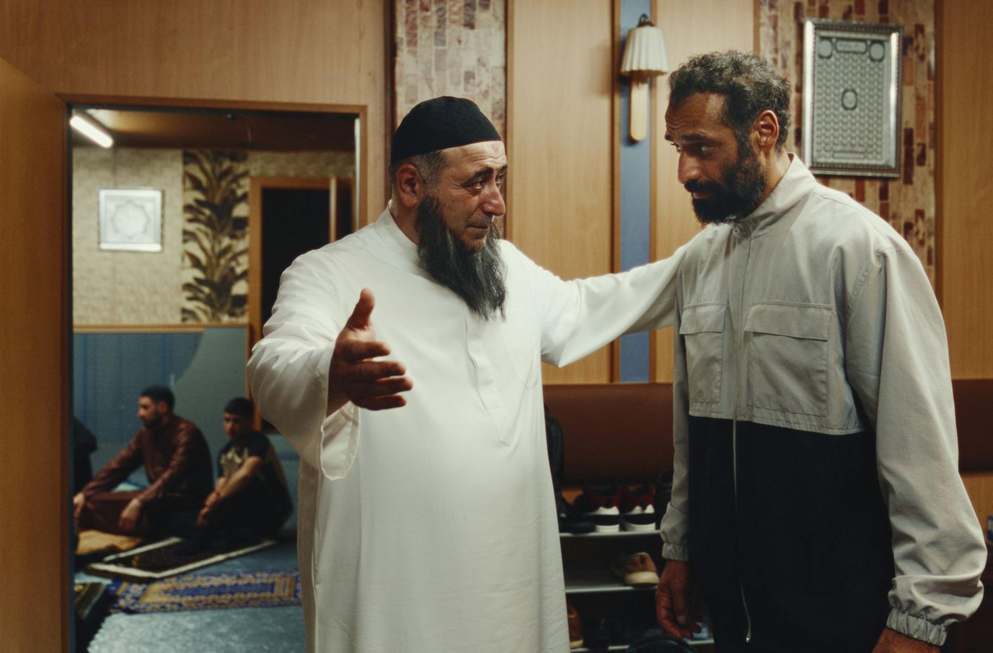 Undercover-Staatsschutz-Mitarbeiter Murat Cem (Tamer Trasoglu, rechts) wird vom Prediger Emin Simsek (Özgür Karadeniz) empfangen. (Bild: © ARD Degeto Film/HR/NDR/rbb/NEUESUPER GmbH/Petro Domenigg)