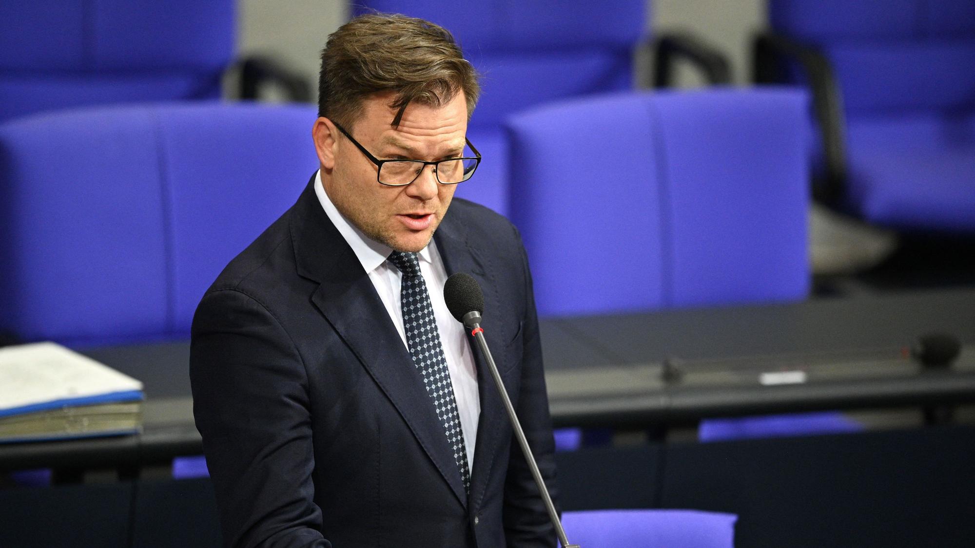 Umweltminister Carsten Schneider (SPD) im Bundestag.