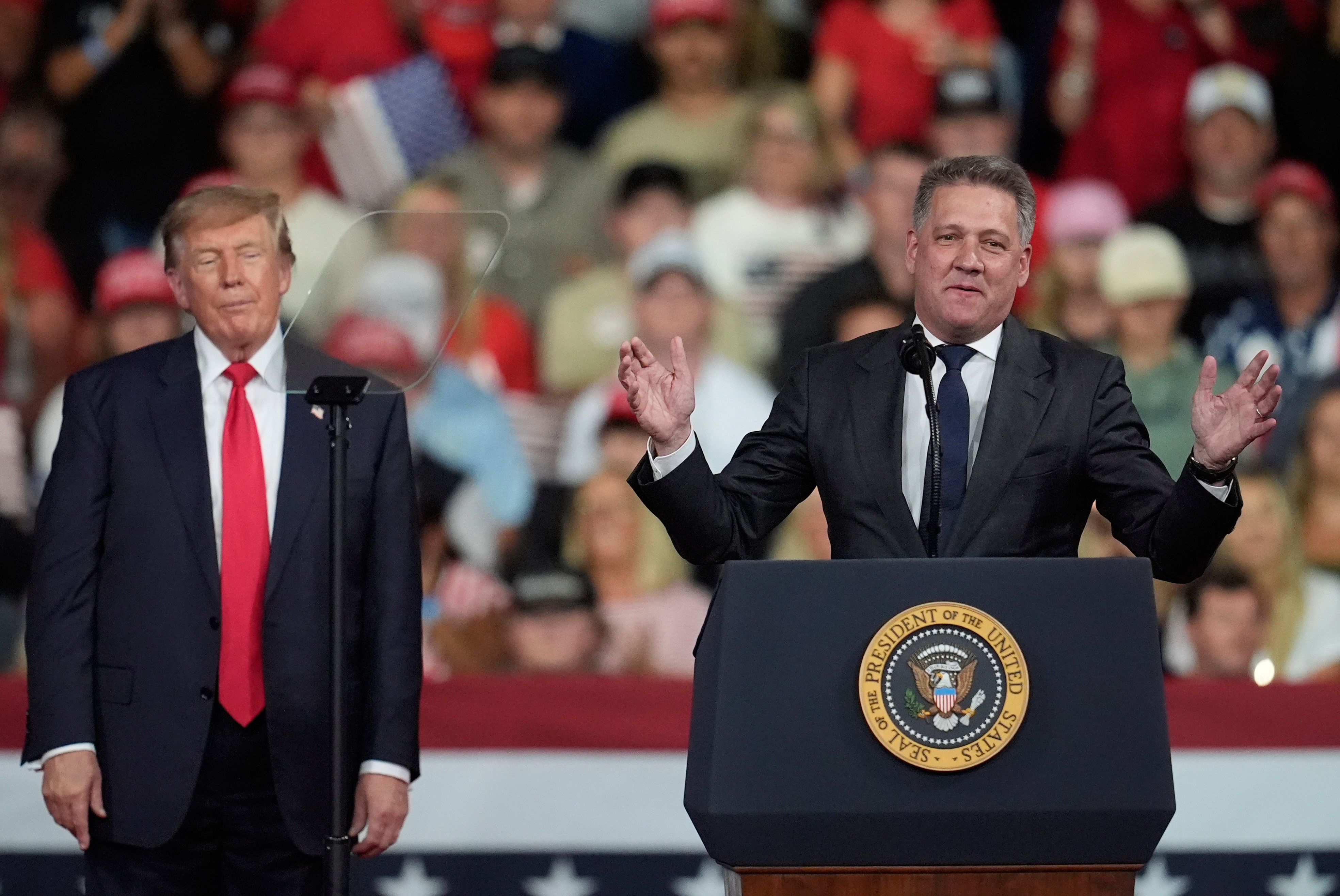 Gernot Döllner (r.), Vorstandsvorsitzender der Audi AG, spricht bei einer Wahlkampfveranstaltung von US-Präsident Donald Trump im Bundesstaat Georgia.