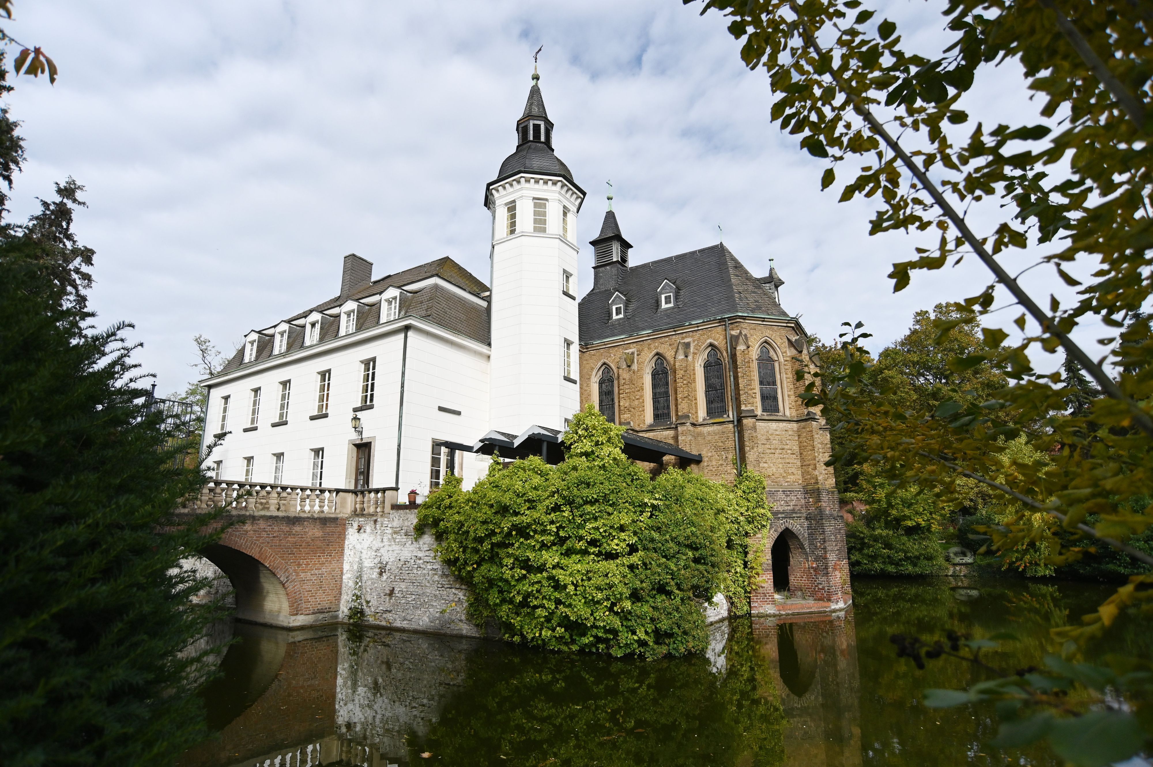 26.10.2026 Köln. Die Ausstellung Designers Tower (DT26) findet vom 27. bis 31. Oktober 2026 auf dem Gelände des historischen Weißhaus Wasserschlosses statt. Foto: Alexander Schwaiger