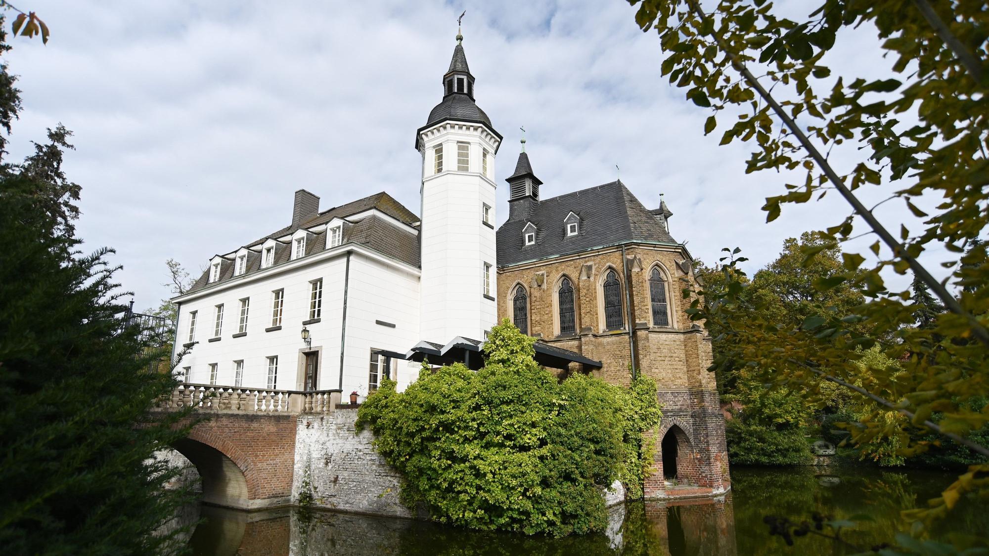 26.10.2026 Köln. Die Ausstellung Designers Tower (DT26) findet vom 27. bis 31. Oktober 2026 auf dem Gelände des historischen Weißhaus Wasserschlosses statt. Foto: Alexander Schwaiger