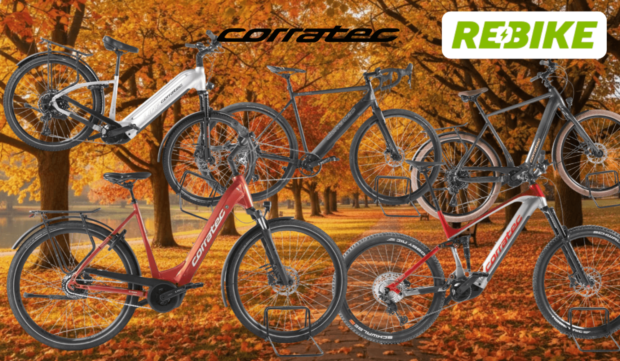 Corratec E-Bikes vor einem Hintergrund mit einer idyllischen Landstraße an einem strahlenden Sommernachmittag, ringherum viel Wiese und Wald. Zu sehen sind vier Fahrräder in den Farben Weiß, Rot und Dunkelgrau – darunter City- und Trekkingräder sowie ein Fully-Mountainbike. Oben die Logos von Rebike und Corratec, rechts oben ein blauer Button mit der Aufschrift „Bis -62% Rabatt zur UVP".