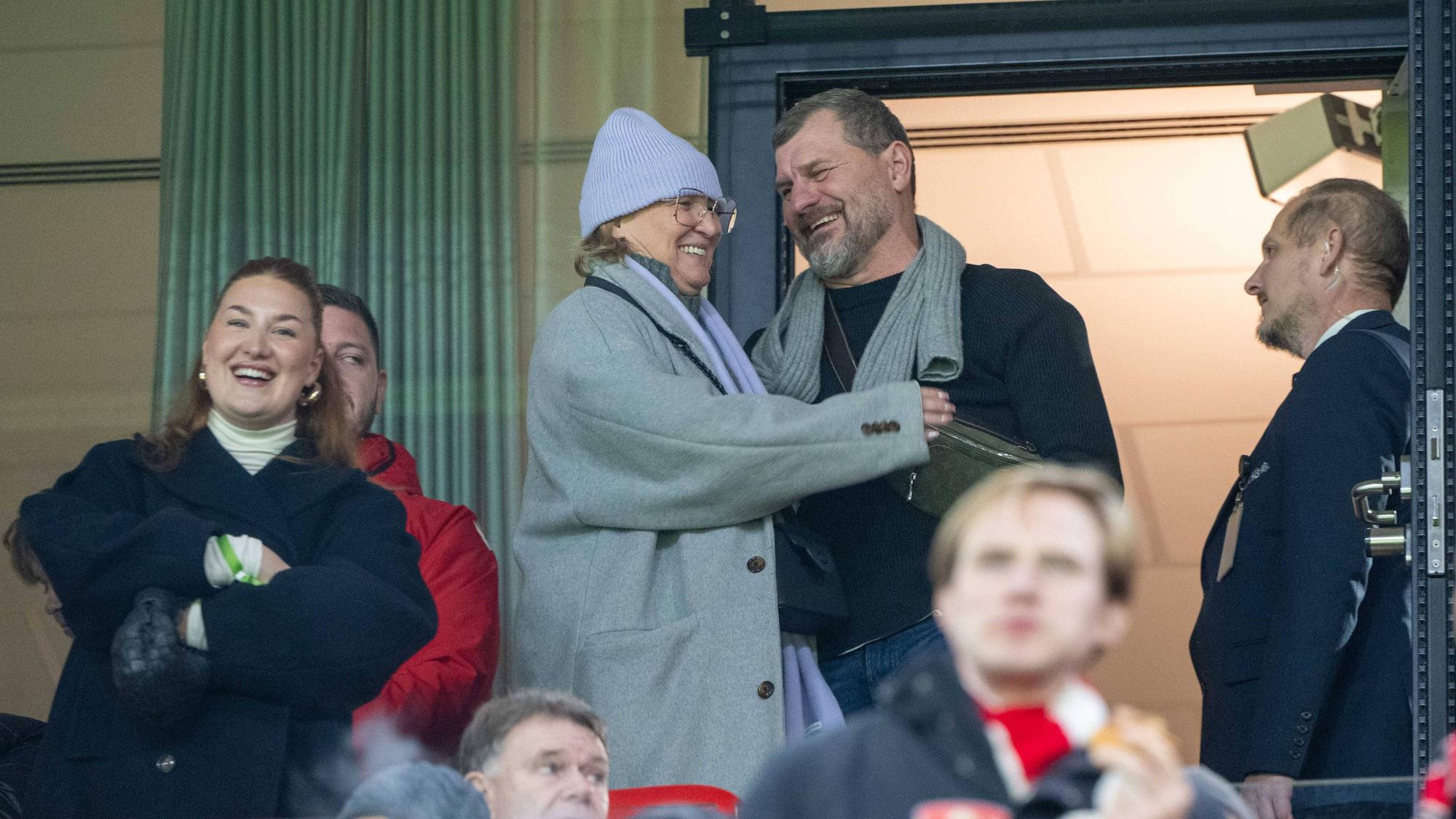 Steffen Baumgart verfolgte das Spiel mit Frau Katja und Tochter Emilia auf der Tribüne.