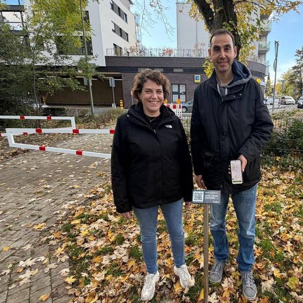 Wolfgang Blassing hat die digitale Rätseltour „Das Pohlig-Geheimnis“ entwickelt. Rabea Küpper von der Wirtschaftsförderung Leichlingen freut sich über das Engagement.