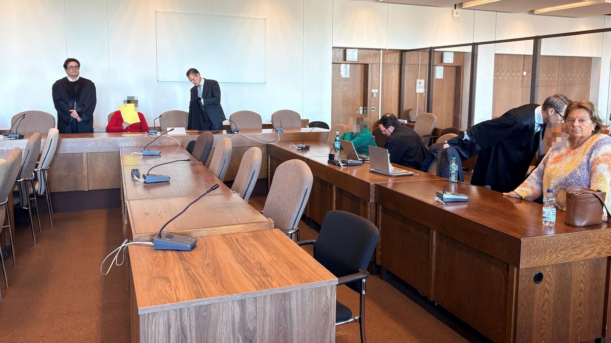 Die Angeklagten mit ihren Verteidigern und einer Dolmetscherin kurz vor der Urteilsverkündung im Kölner Landgericht