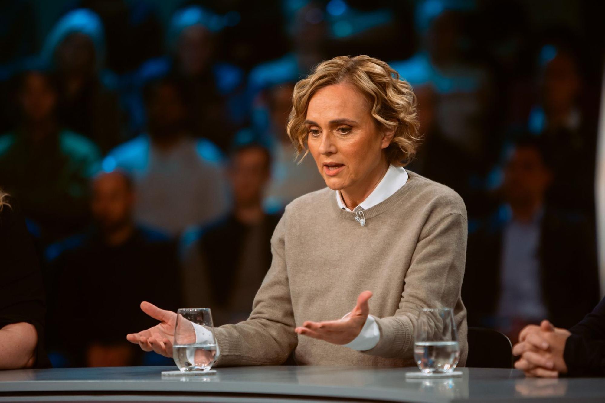 Caren Miosga ist vom Thema Pflege persönlich betroffen. (Bild: WDR / Molina)