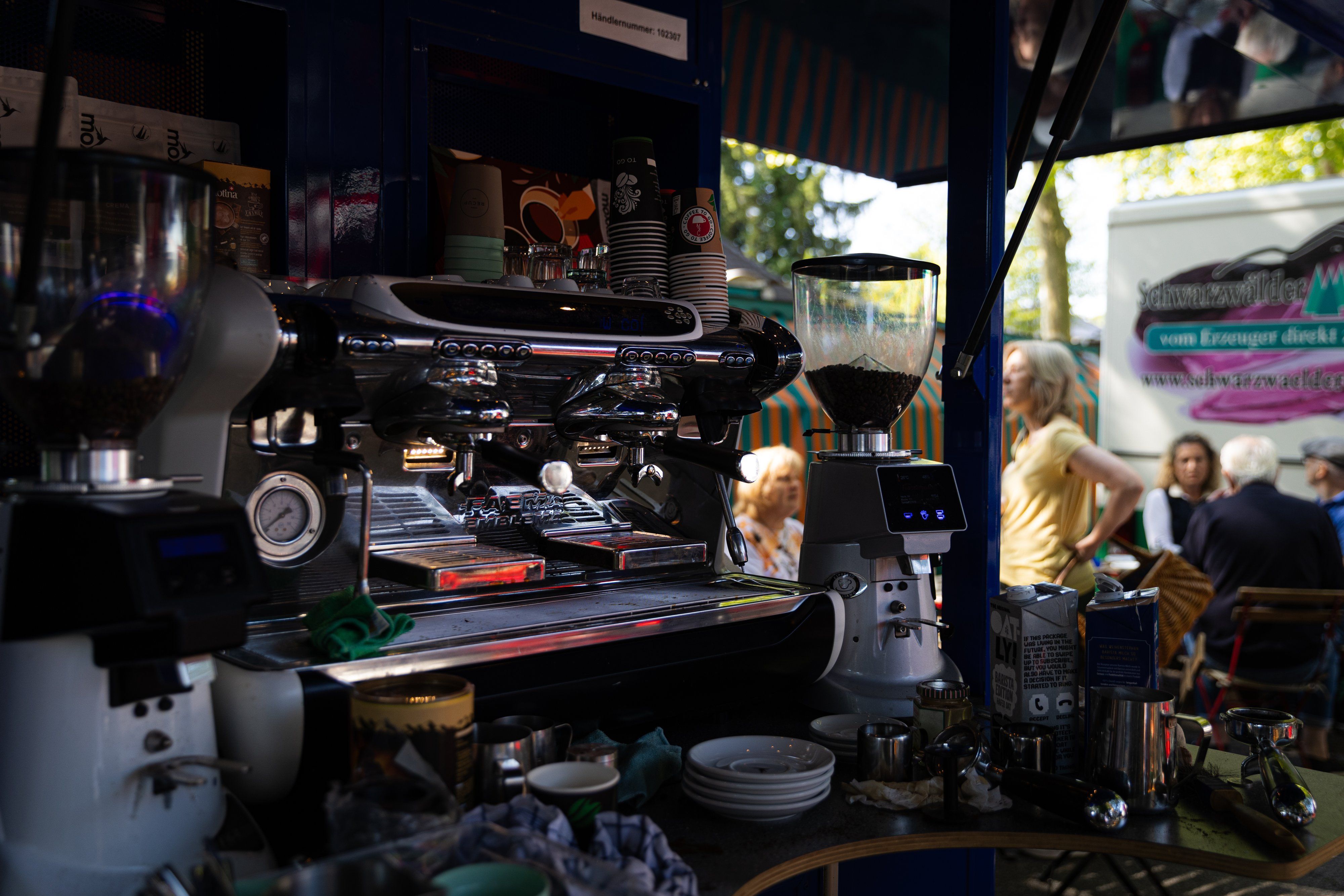 Espressomaschine am Kaffee-Stand auf dem Wochenmarkt Weiden
