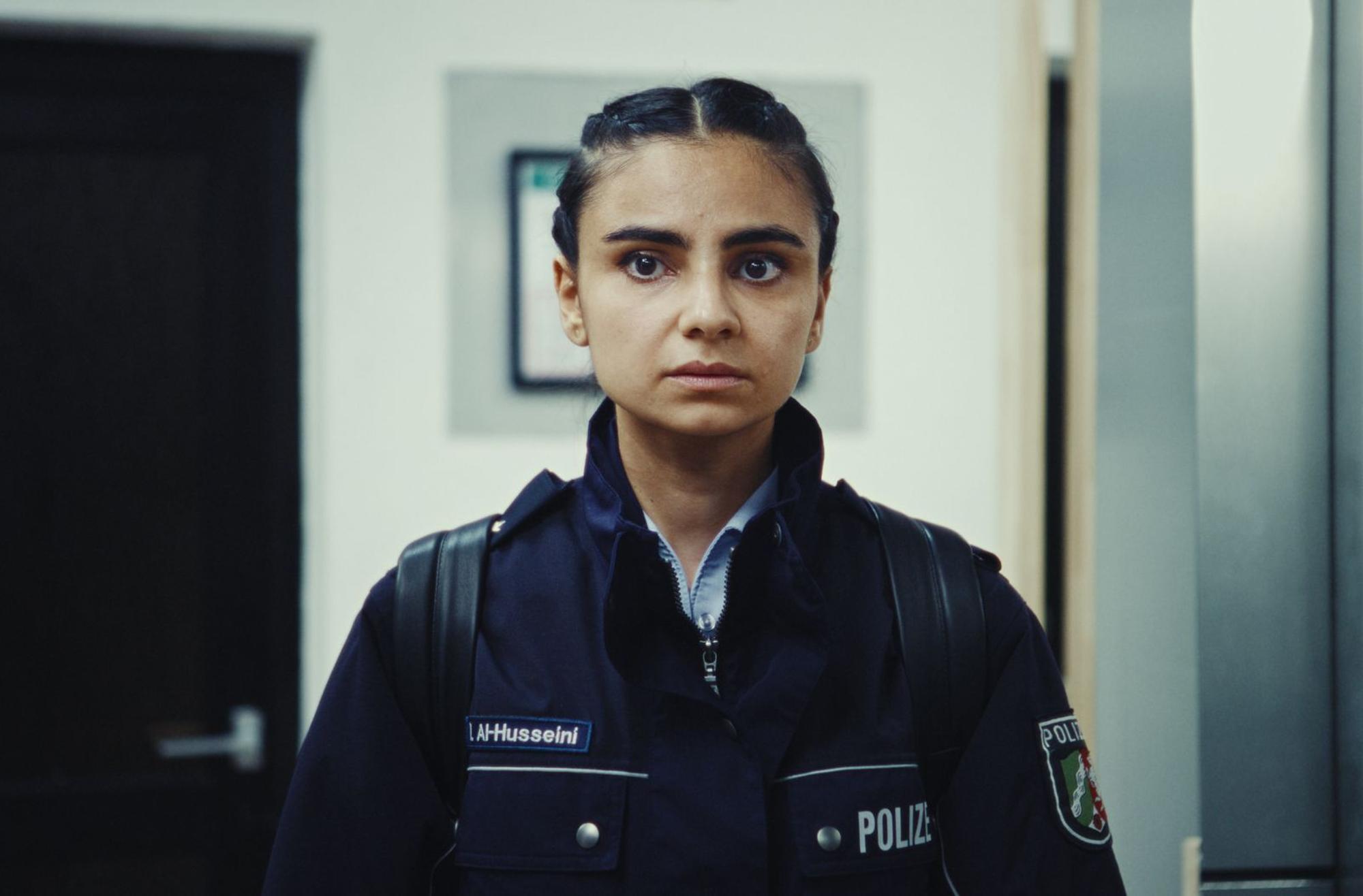 Die junge Polizeibeamtin Isra Al-Husseini (Bayan Layla) stößt als arabische Native Speakerin zum Staatsschutz in NRW. (Bild: © ARD Degeto Film/HR/NDR/rbb/NEUESUPER GmbH/Sofia Velasquez)