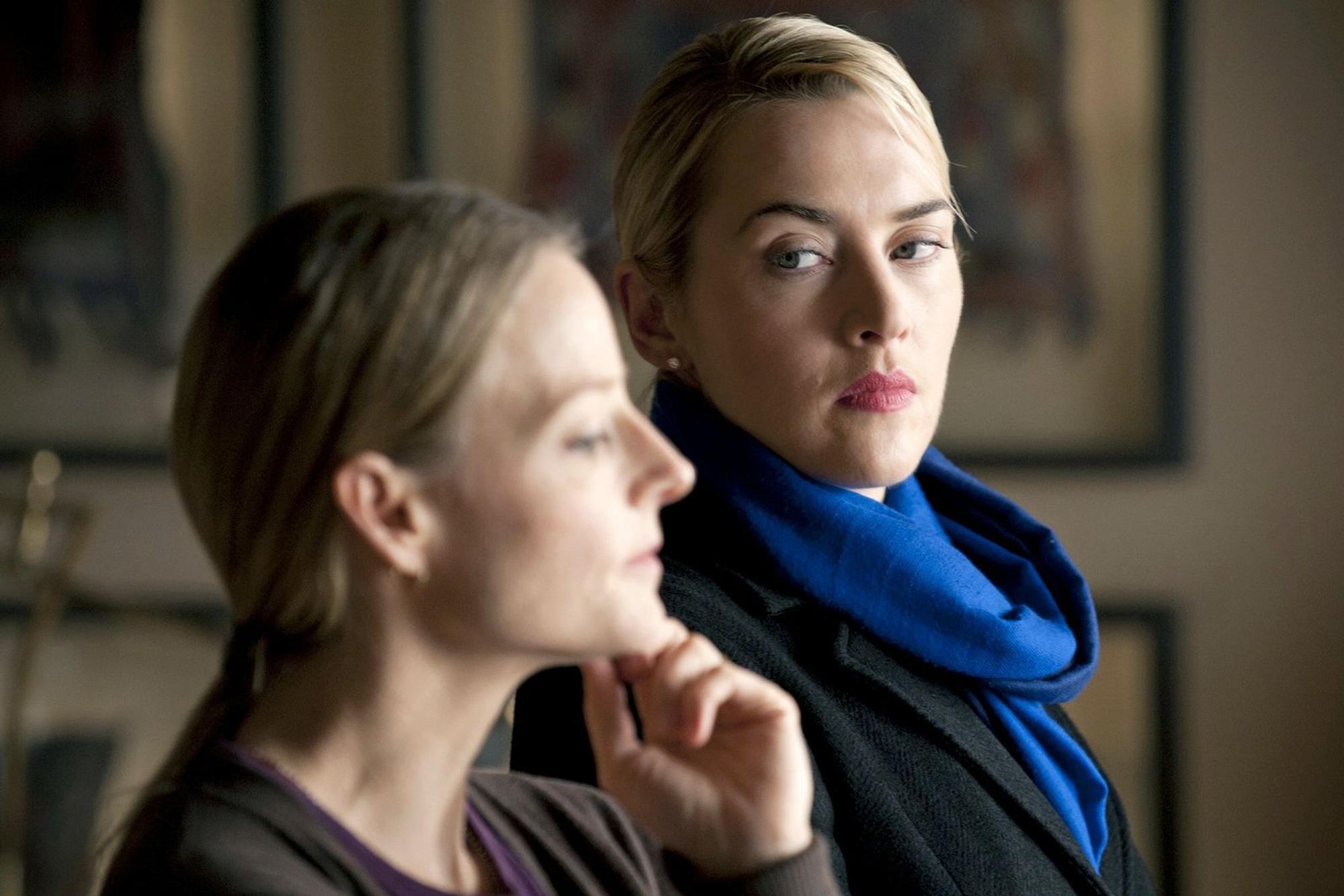 Penelope Longstreet (Jodie Foster, links) und Nancy Cowan (Kate Winslet) schmieden eine Allianz gegen ihre Männer, nur um sich wenig später wieder zu zerstreiten. (Bild: ZDF/ARD Degeto/Constantin Film)