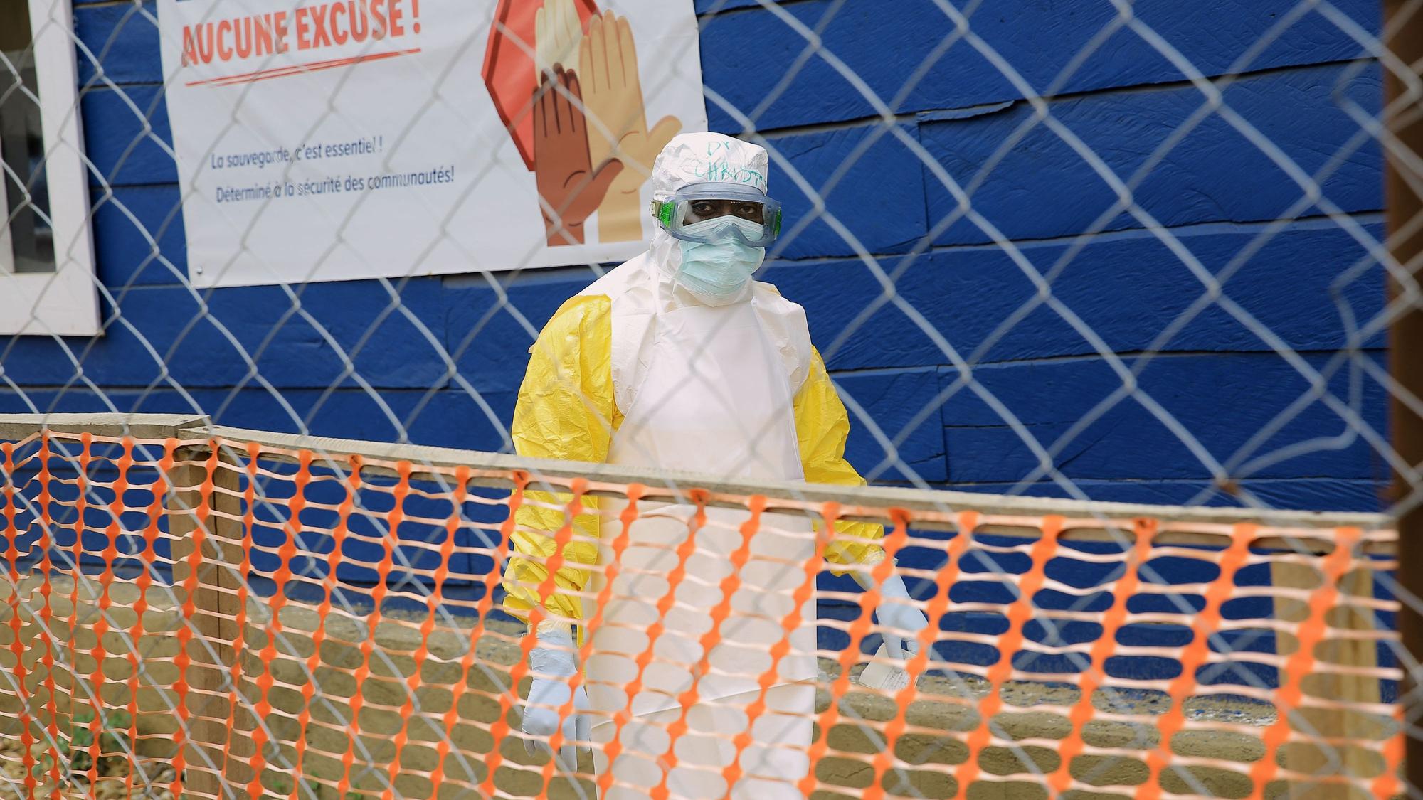 Ein Mitarbeiter des Gesundheitswesens geht durch ein Behandlungszentrum für Ebola-Patienten in der Provinz Nord-Kivu im Osten des Kongo. Inzwischen gibt es bereits mehr als 10.000 registrierte Ebola-Fälle im Kongo.