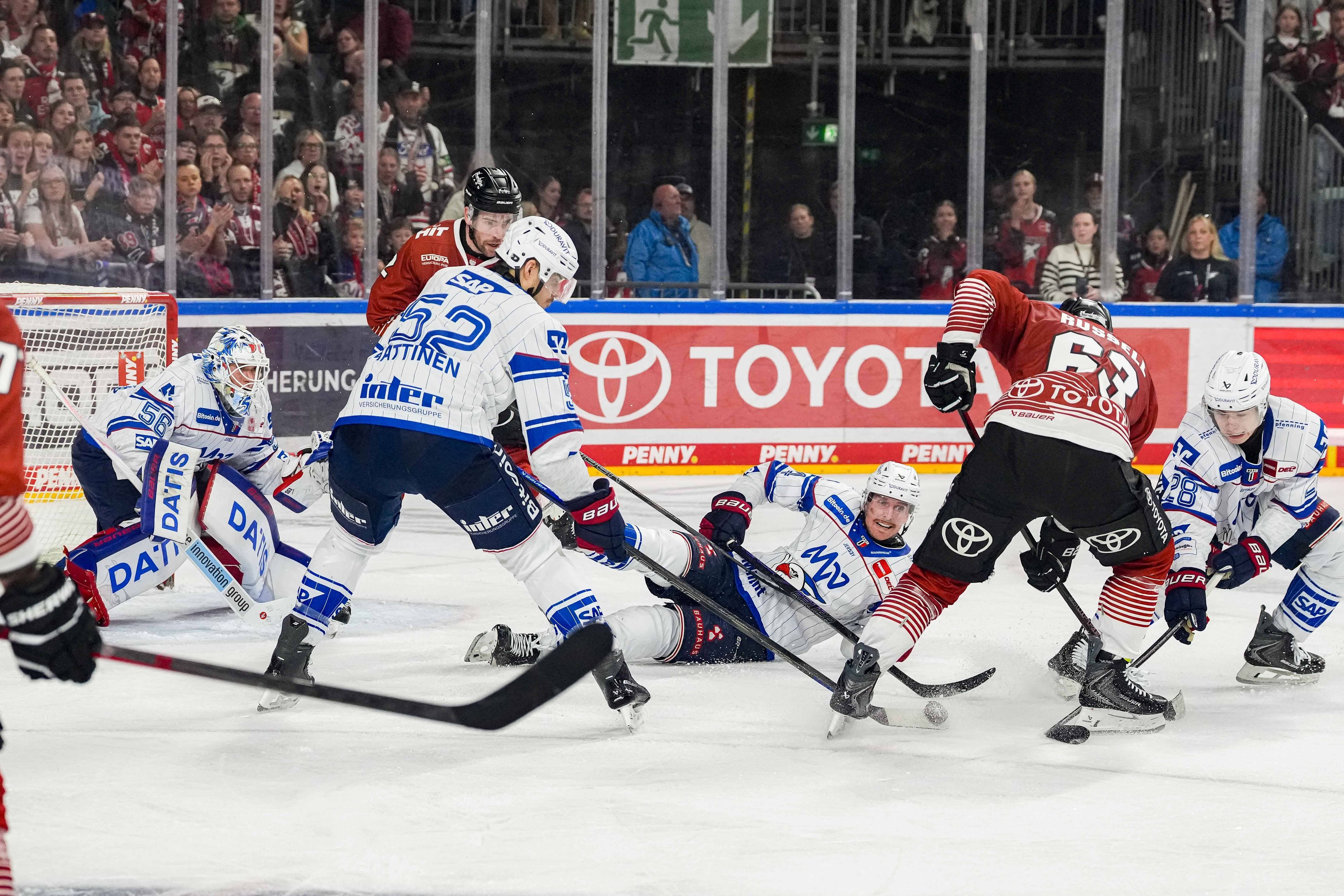 Spielszene im DEL-Duell Kölner Haie - Adler Mannheim.