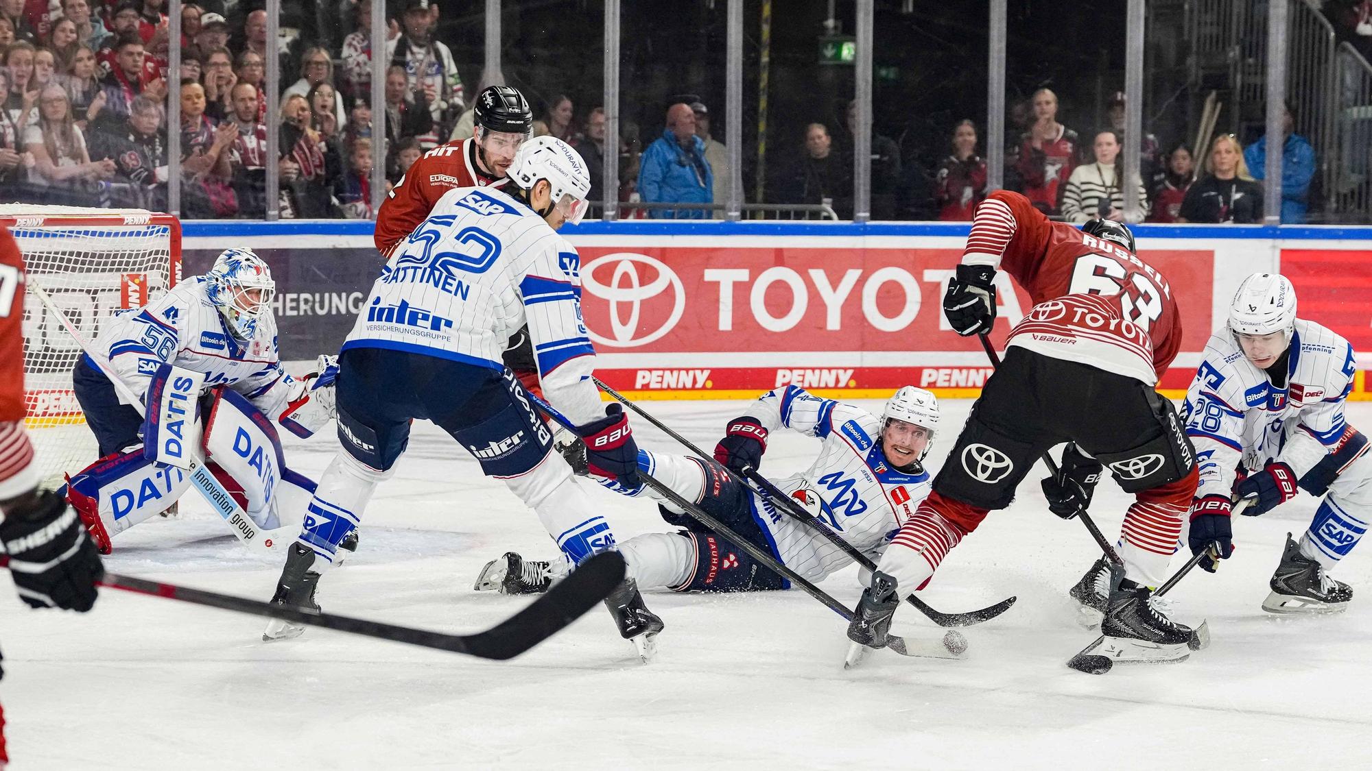 Spielszene im DEL-Duell Kölner Haie - Adler Mannheim.