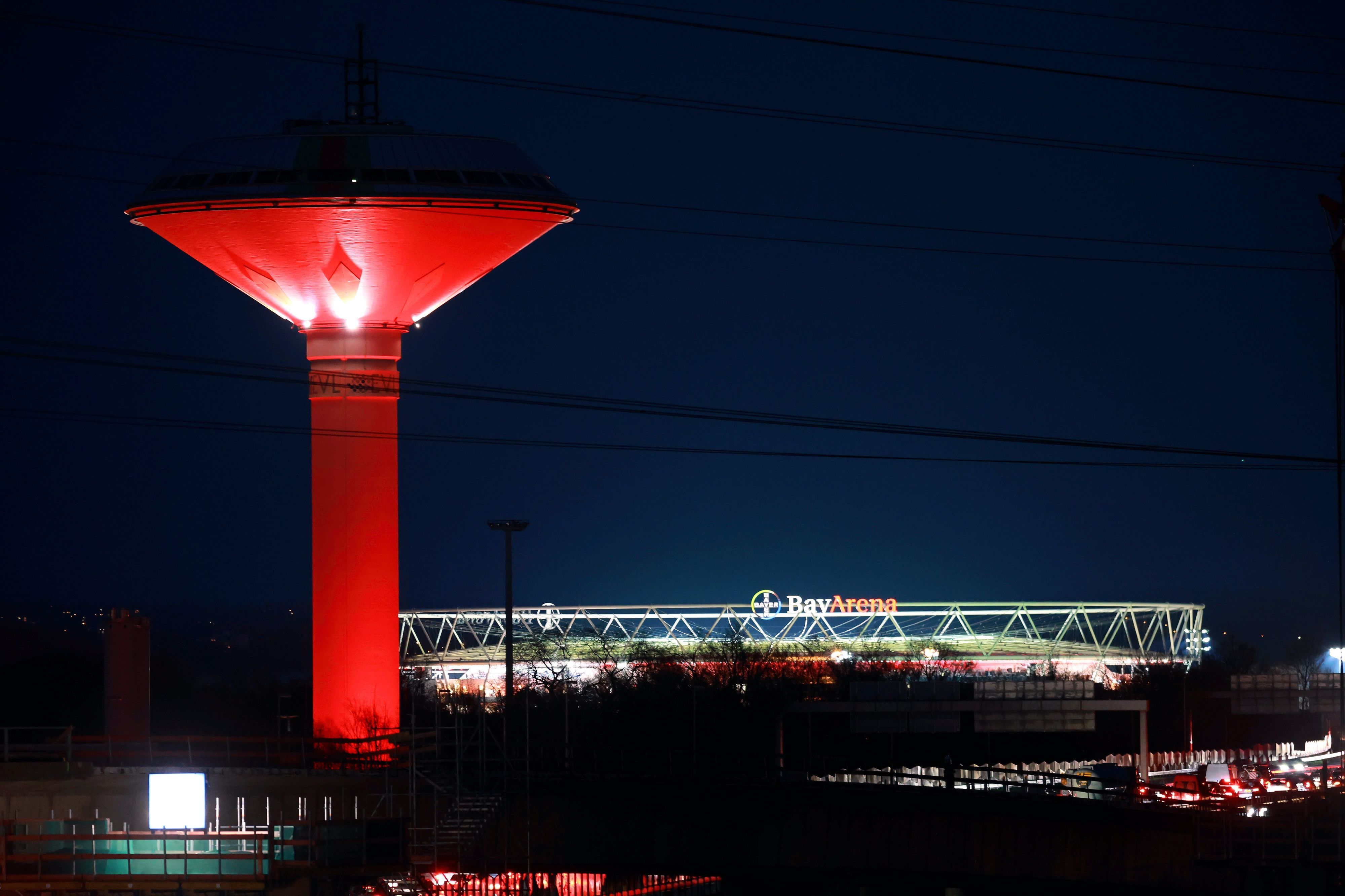 Die EVL beleuchtet den Wasserturm bei Spielen von Bayer 04 Leverkusen rot.