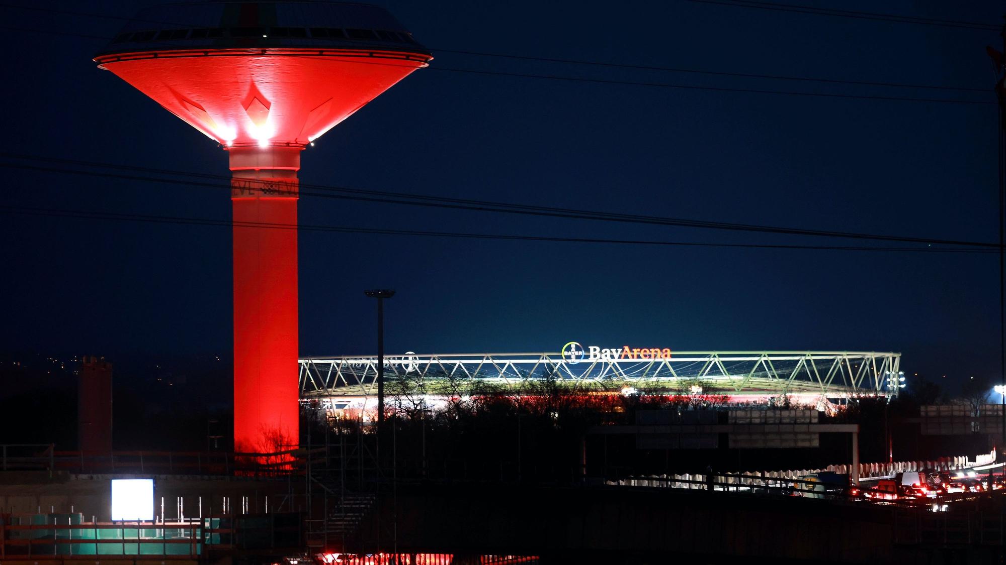 Die EVL beleuchtet den Wasserturm bei Spielen von Bayer 04 Leverkusen rot.