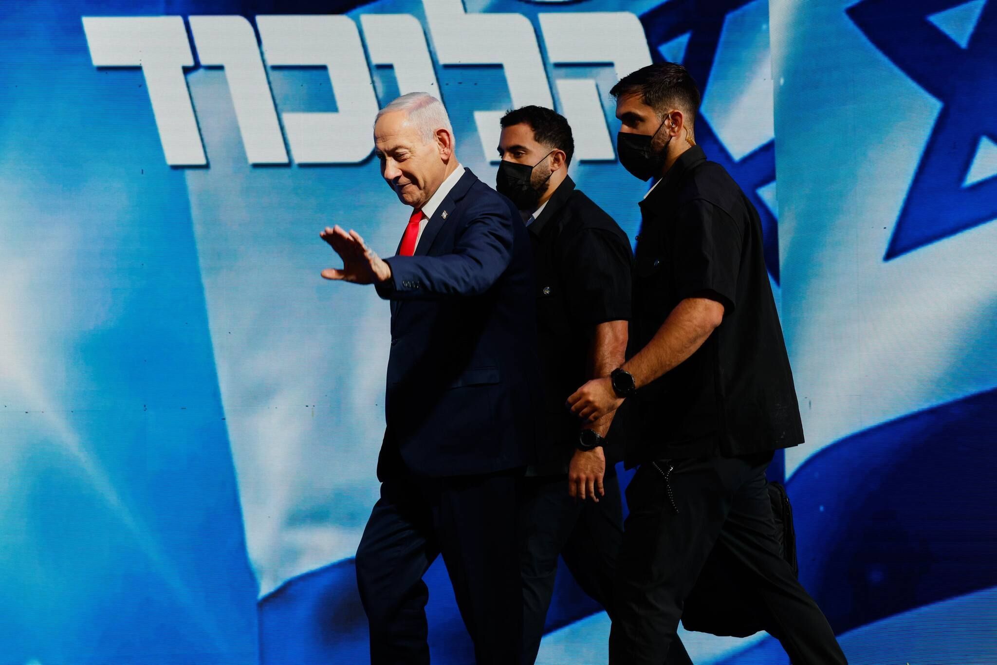 Der israelische Ministerpräsident und Vorsitzende der Likud-Partei, Benjamin Netanjahu, betritt die Bühne im Parteihauptquartier in Jerusalem, nachdem die ersten Ergebnisse der Nachwahlbefragungen zur israelischen Parlamentswahl bekannt gegeben wurden.