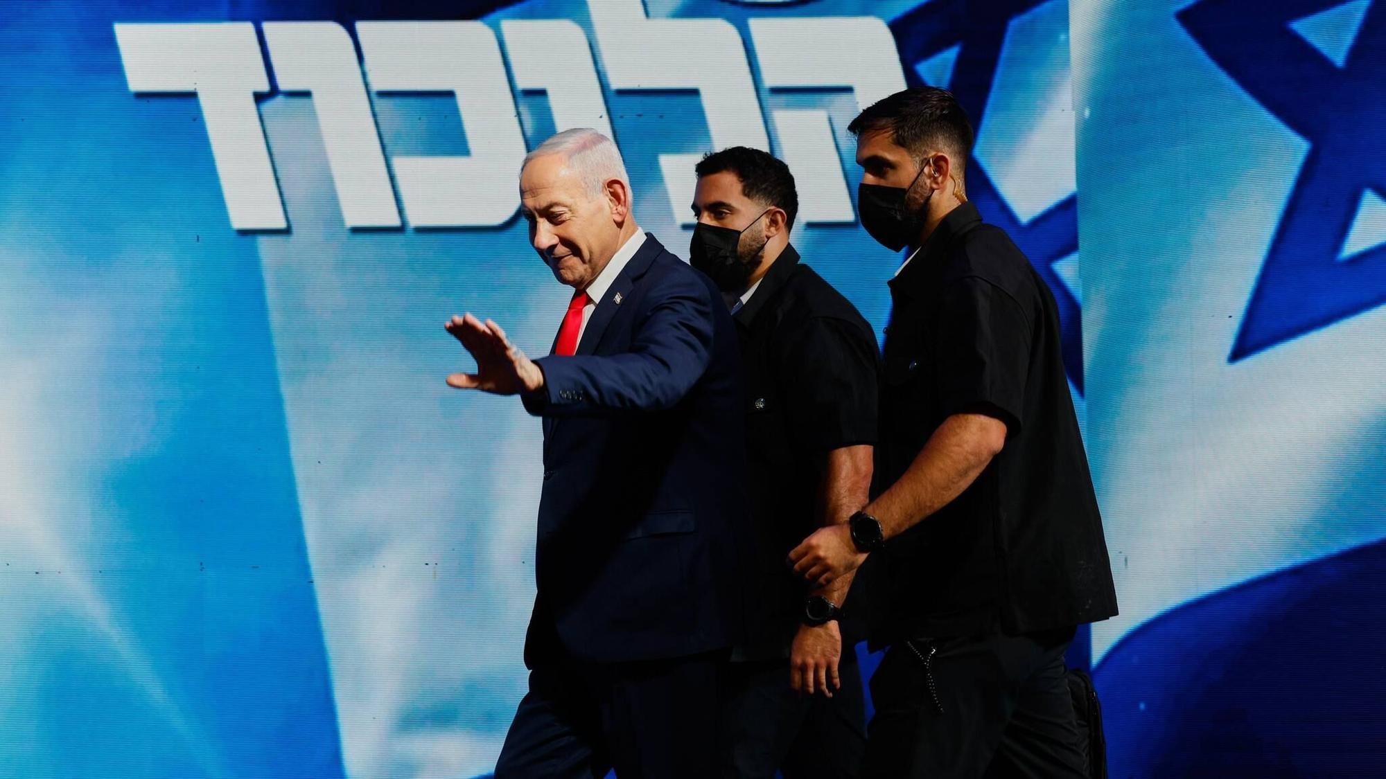 Der israelische Ministerpräsident und Vorsitzende der Likud-Partei, Benjamin Netanjahu, betritt die Bühne im Parteihauptquartier in Jerusalem, nachdem die ersten Ergebnisse der Nachwahlbefragungen zur israelischen Parlamentswahl bekannt gegeben wurden.